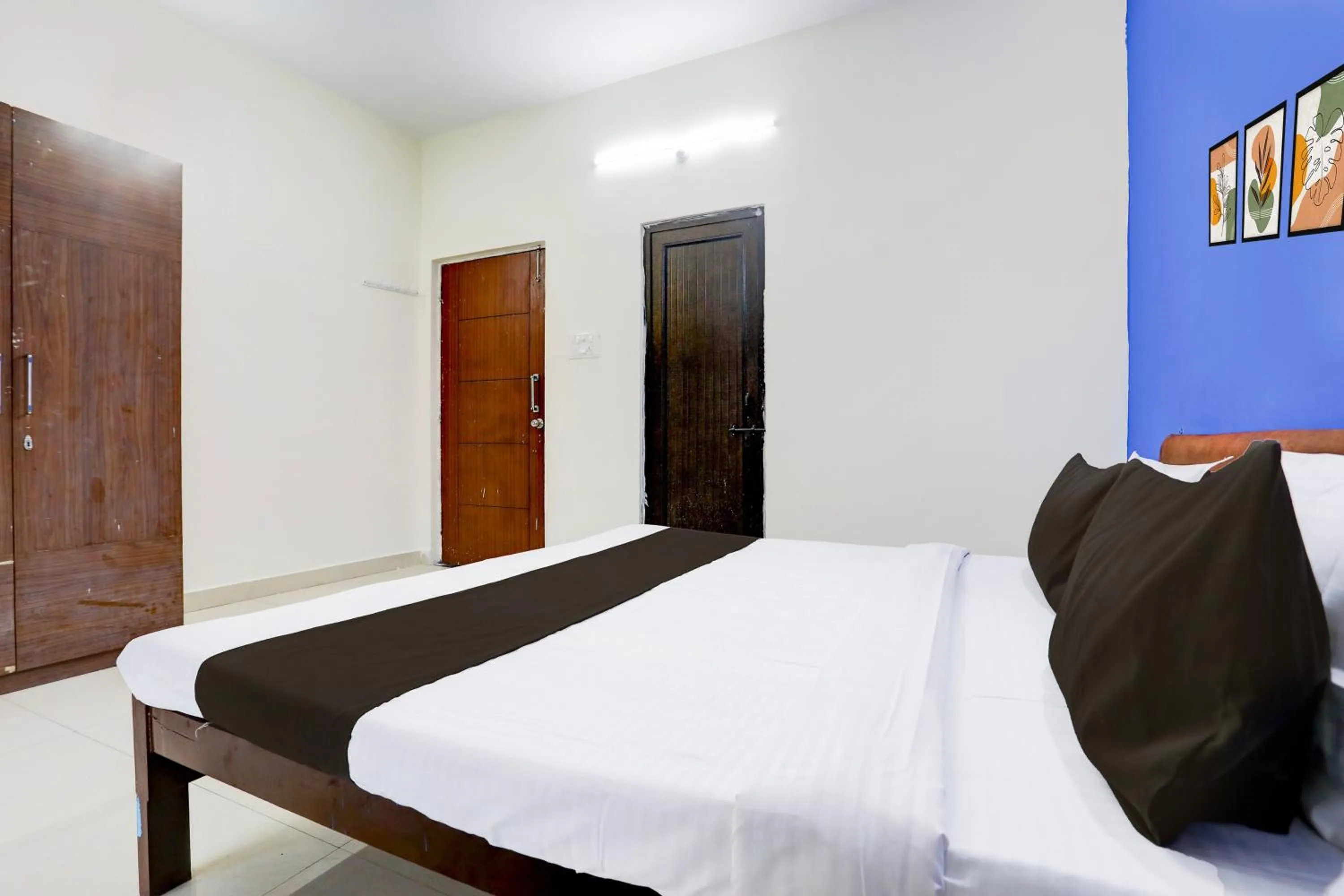 Bedroom, Bed in Hotel O Shree Mayaa
