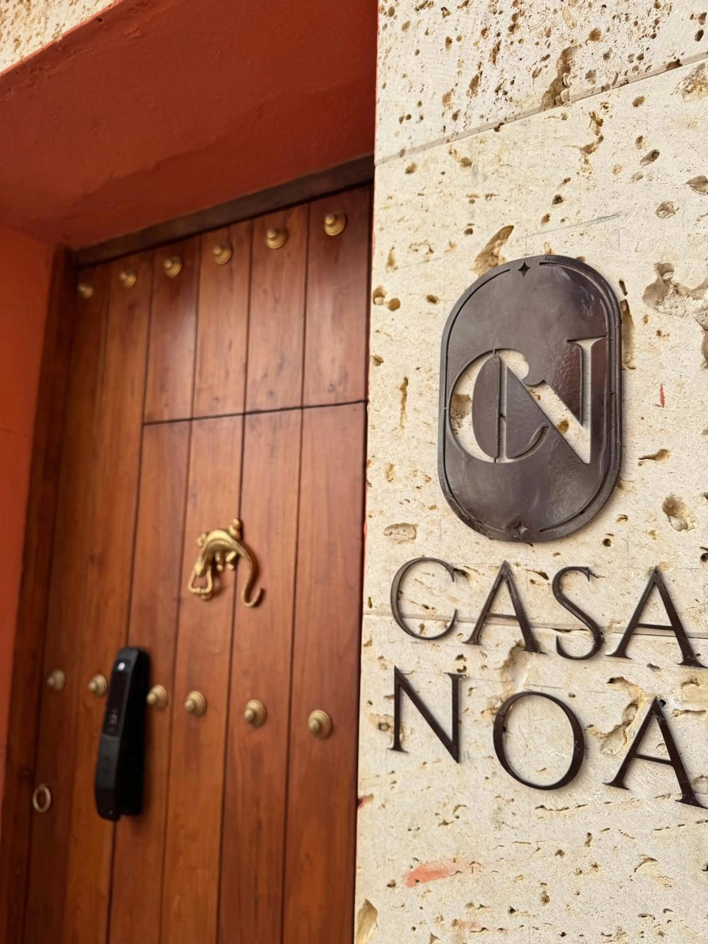 Facade/entrance in Casa Noa Colonial Rooms