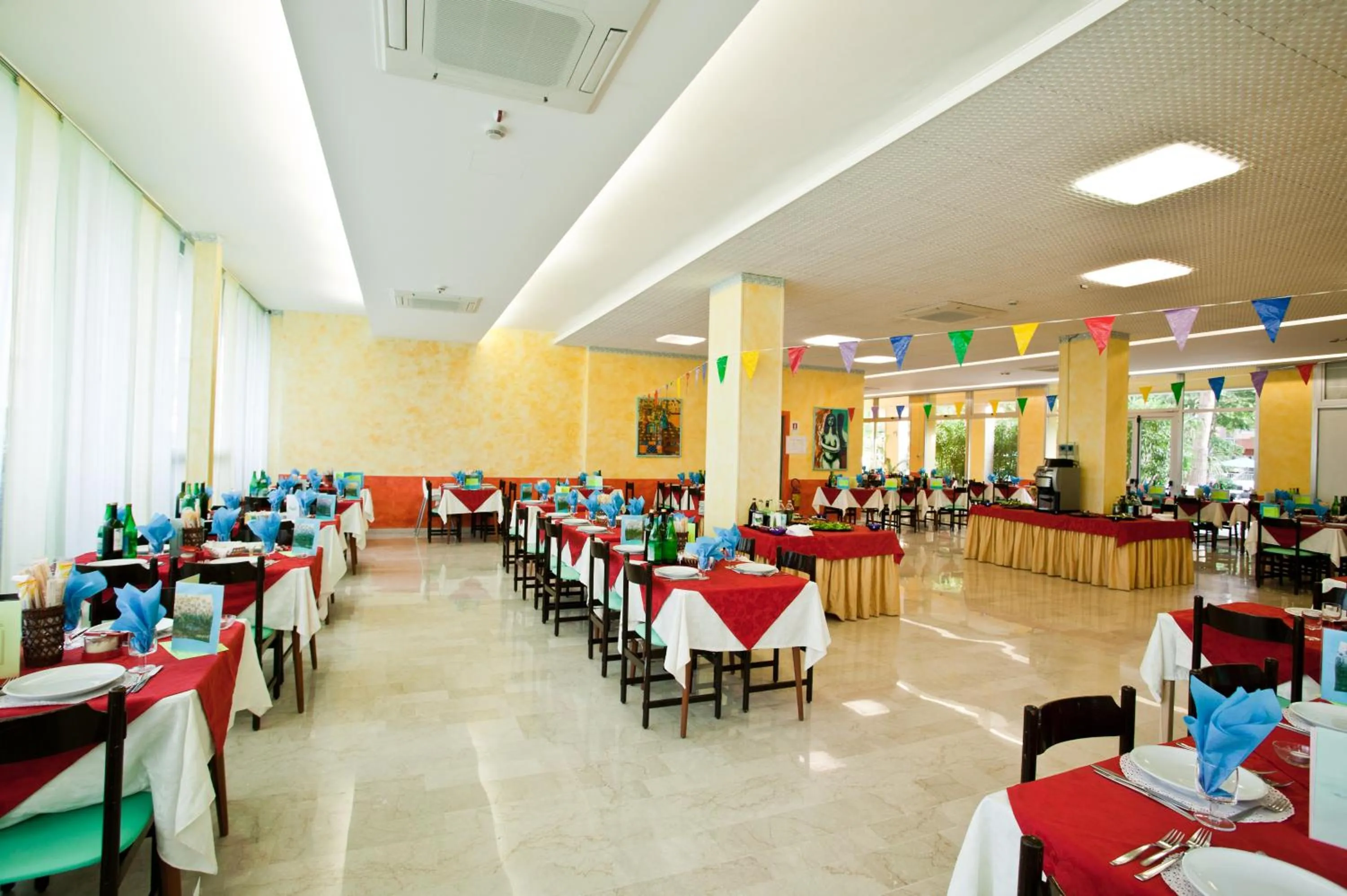 Restaurant/places to eat in Hotel Holiday Park