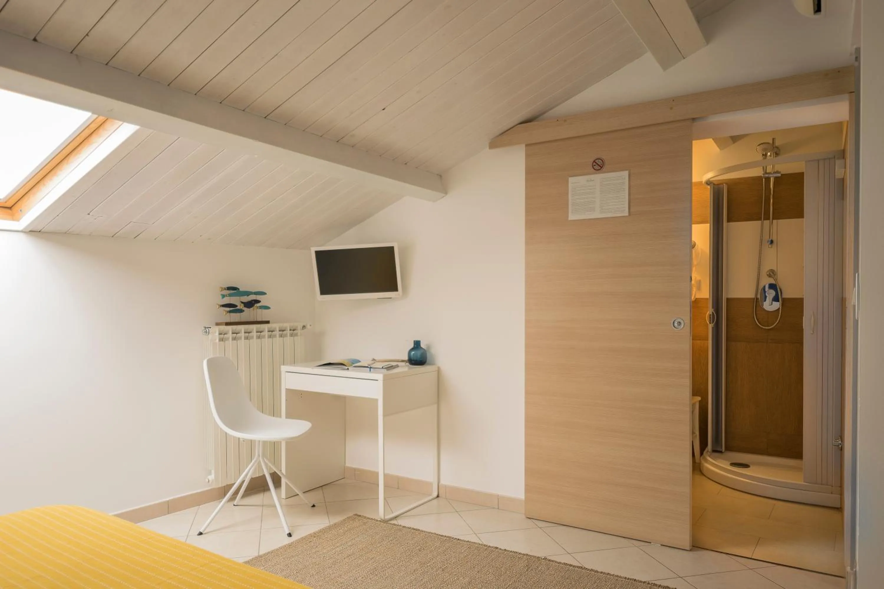 Shower in Civico 64 Bed & Breakfast in mansarda