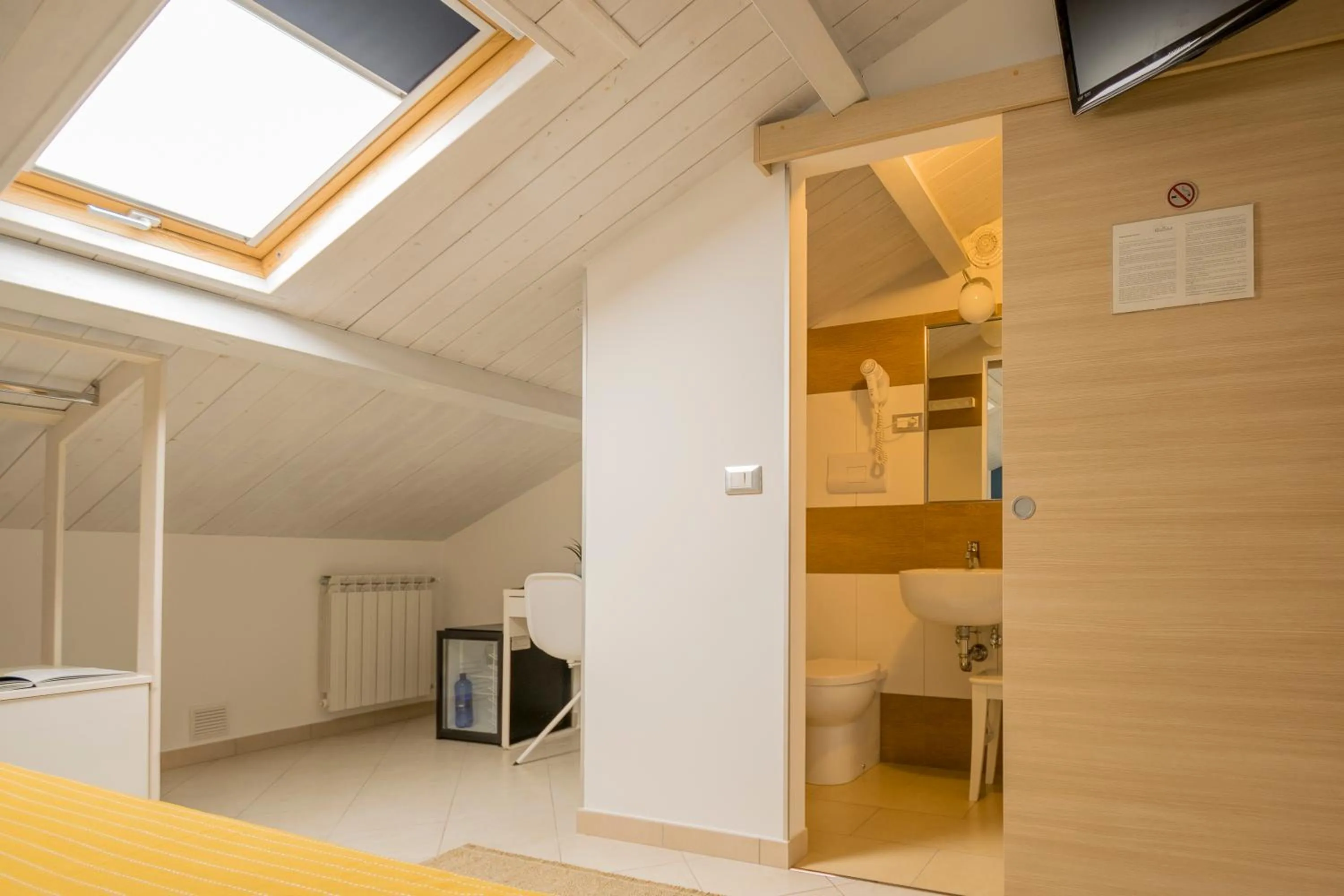 Shower in Civico 64 Bed & Breakfast in mansarda