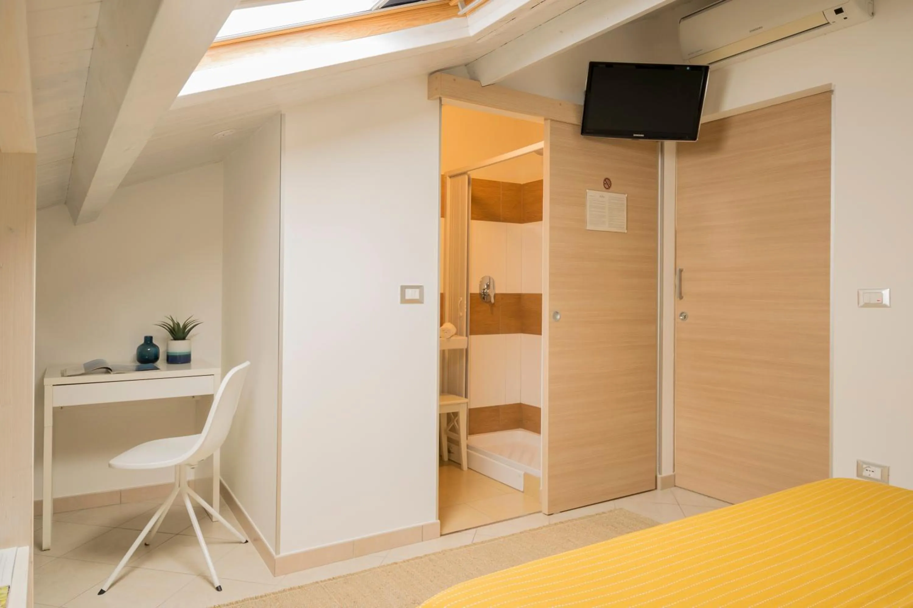 Shower in Civico 64 Bed & Breakfast in mansarda