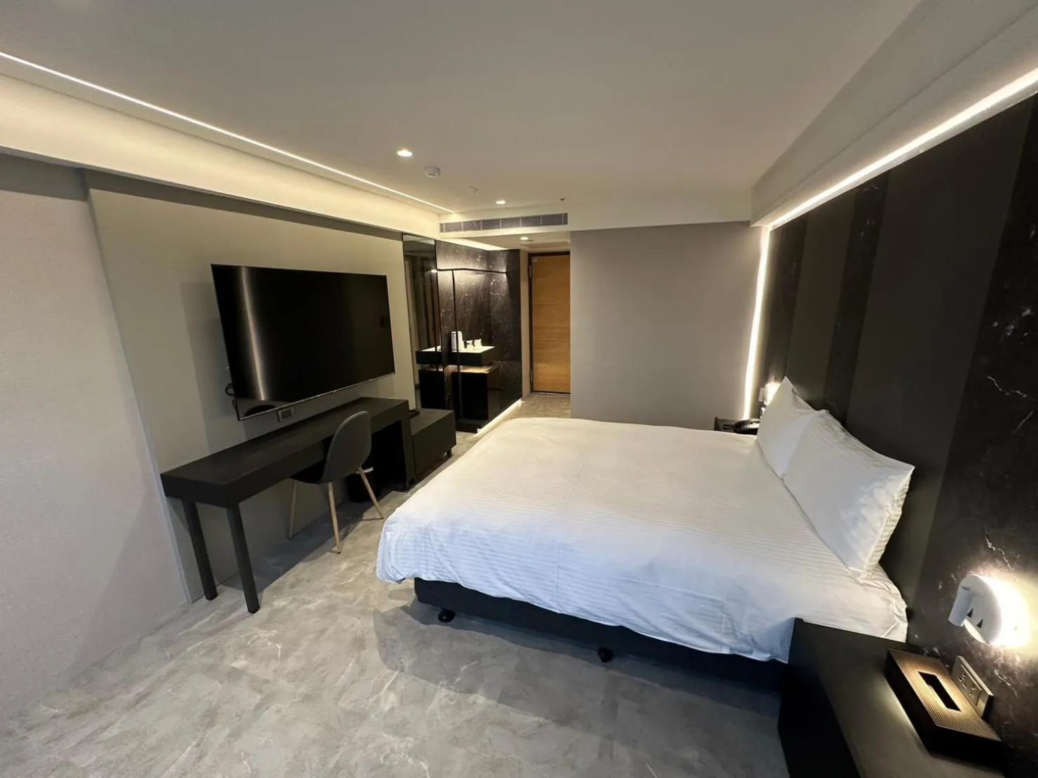 Photo of the whole room, Bed in Hub Hotel Kaohsiung Yisin Branch