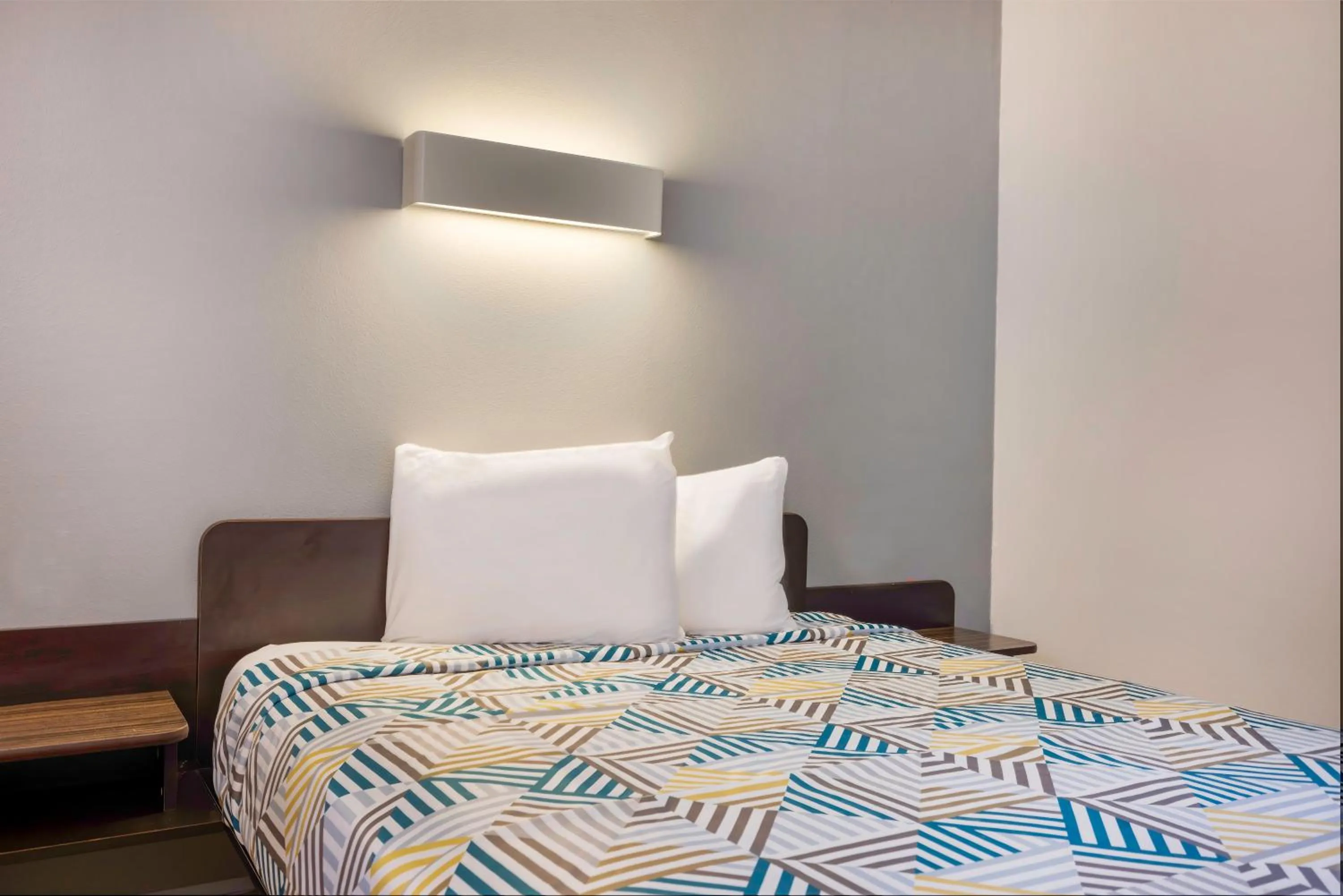 Bedroom, Bed in Studio 6 Suites Texas City, TX I 45 South