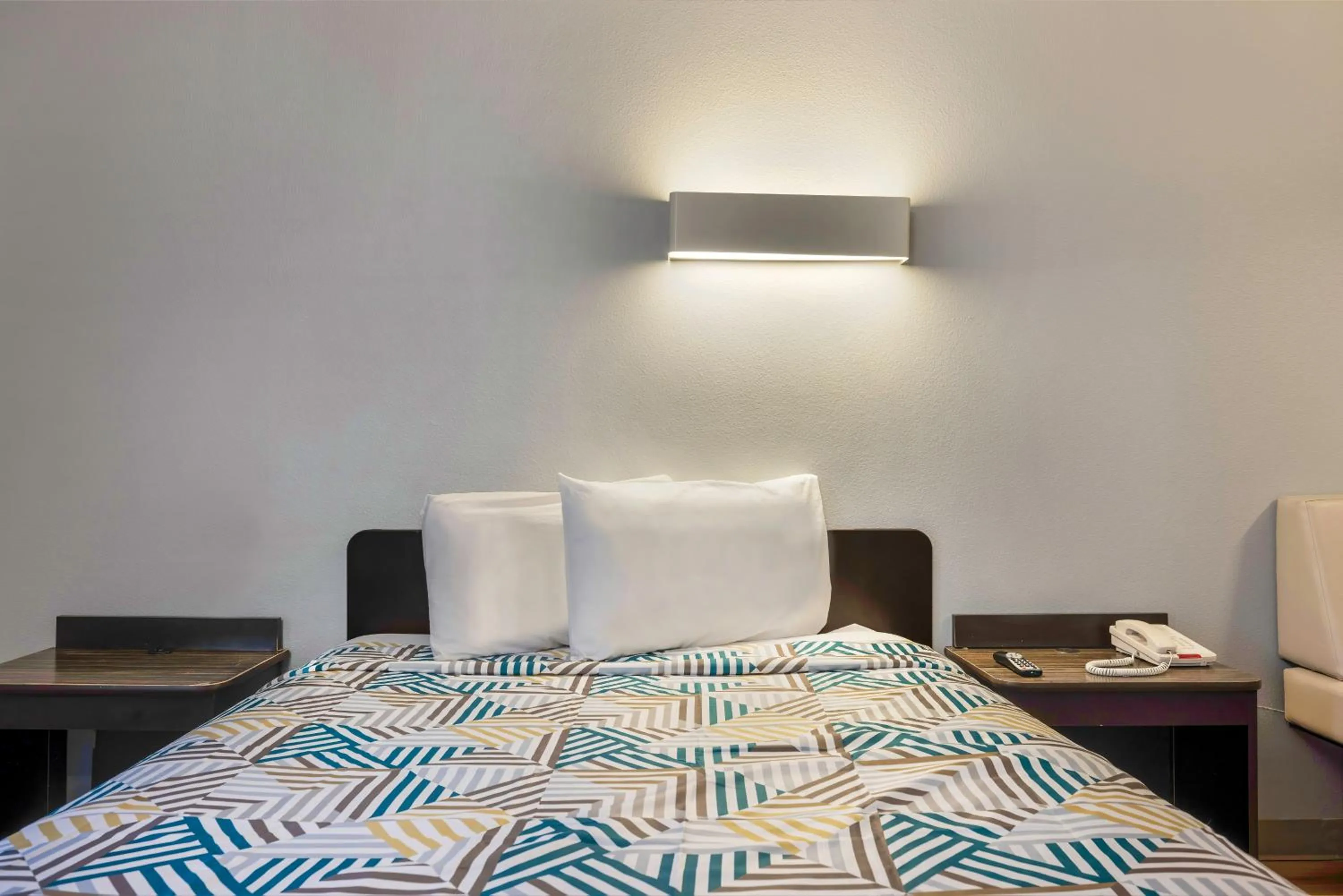 Bedroom, Bed in Studio 6 Suites Texas City, TX I 45 South