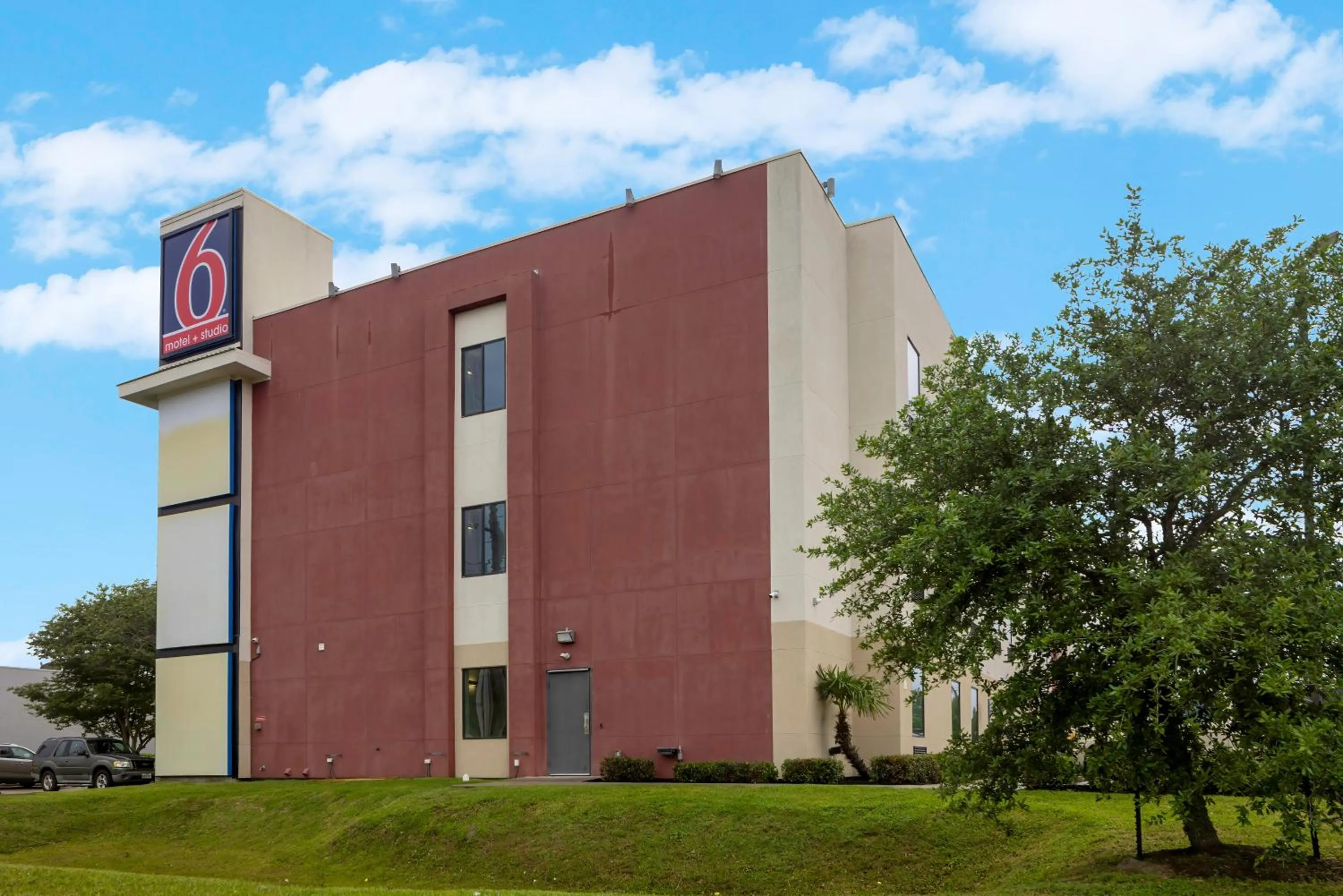 Property building in Studio 6 Suites Texas City, TX I 45 South