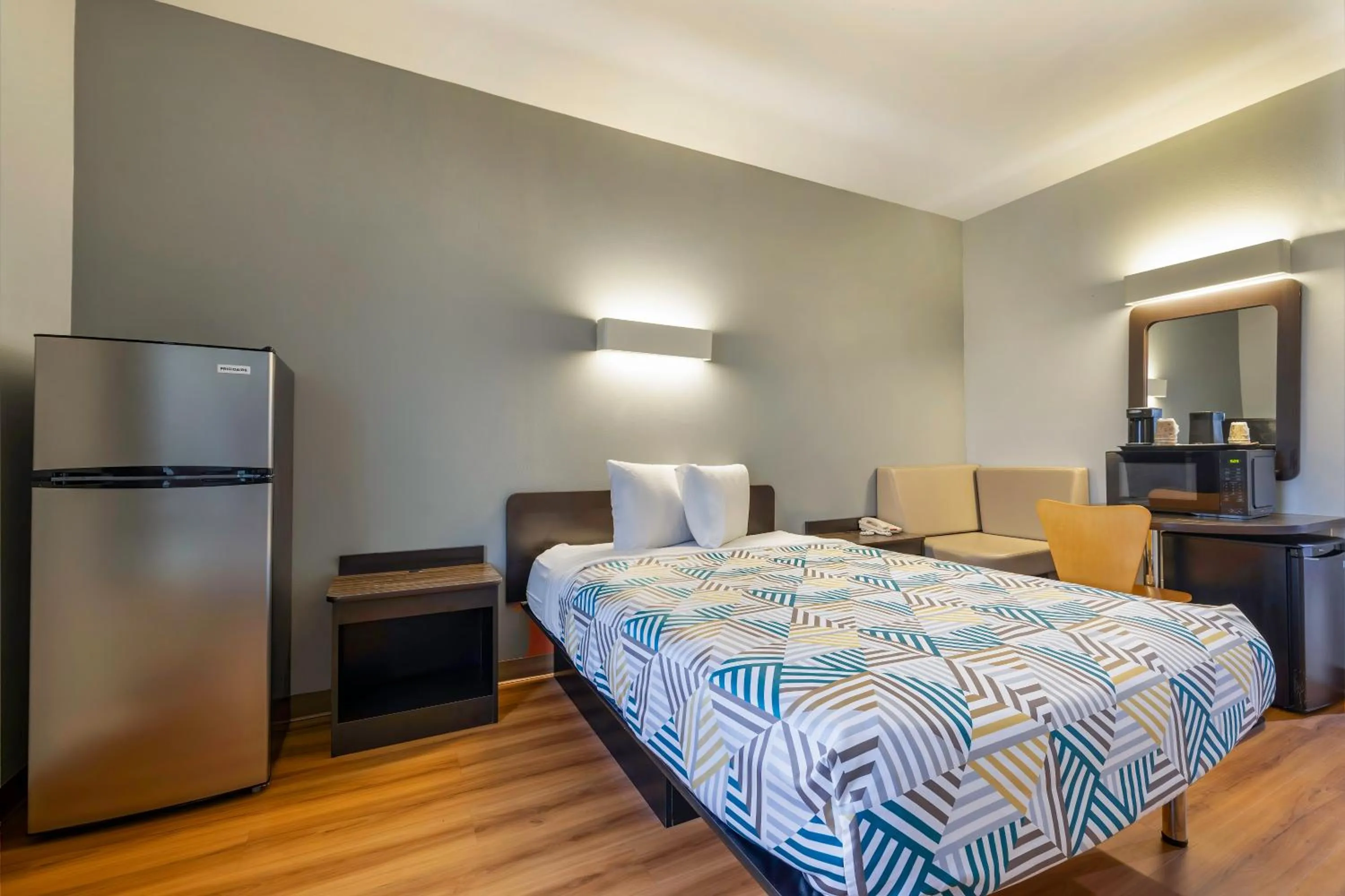 Bedroom, Bed in Studio 6 Suites Texas City, TX I 45 South