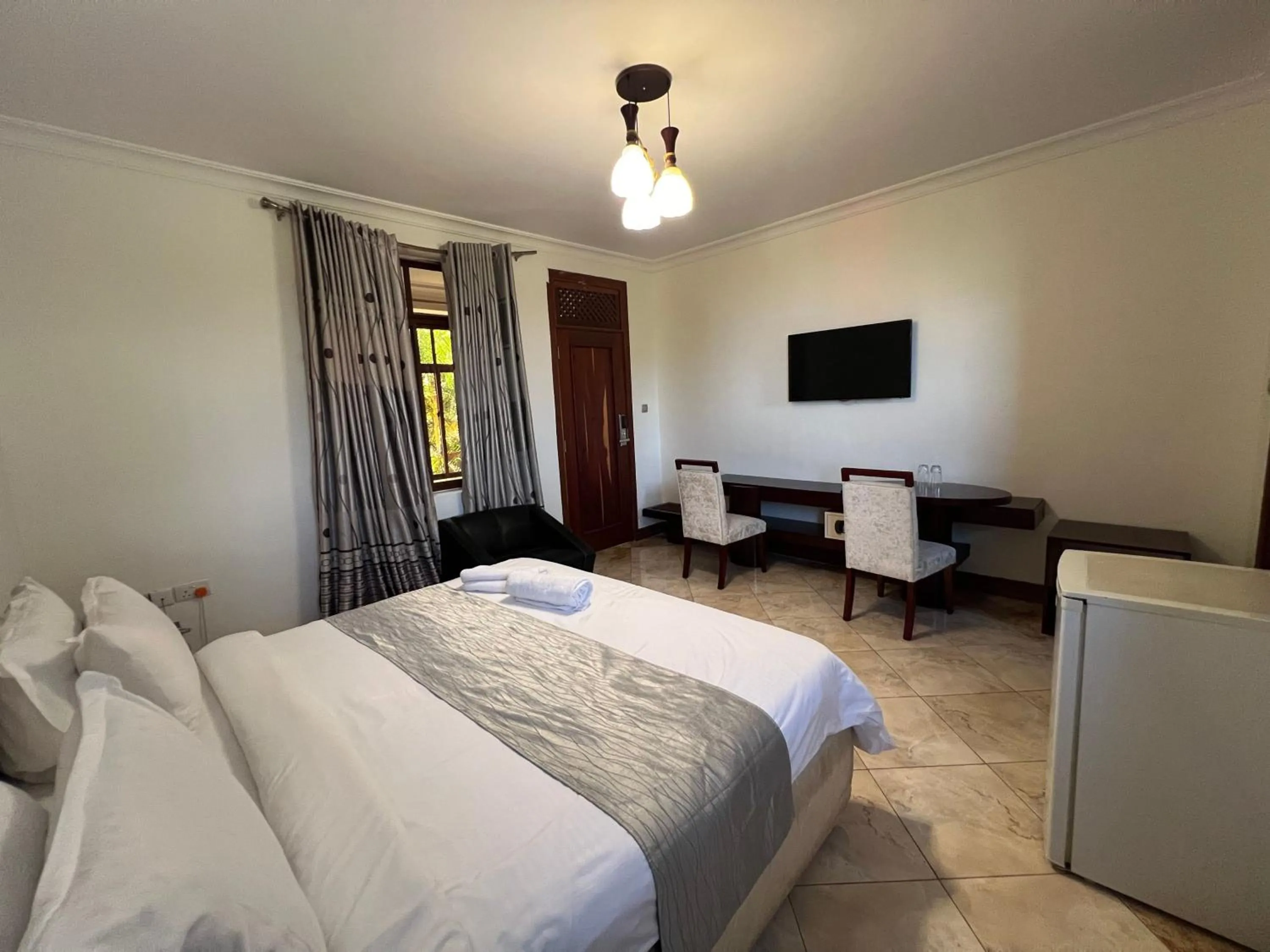 Communal lounge/ TV room, Bed in Nejobugg Palace Hotel