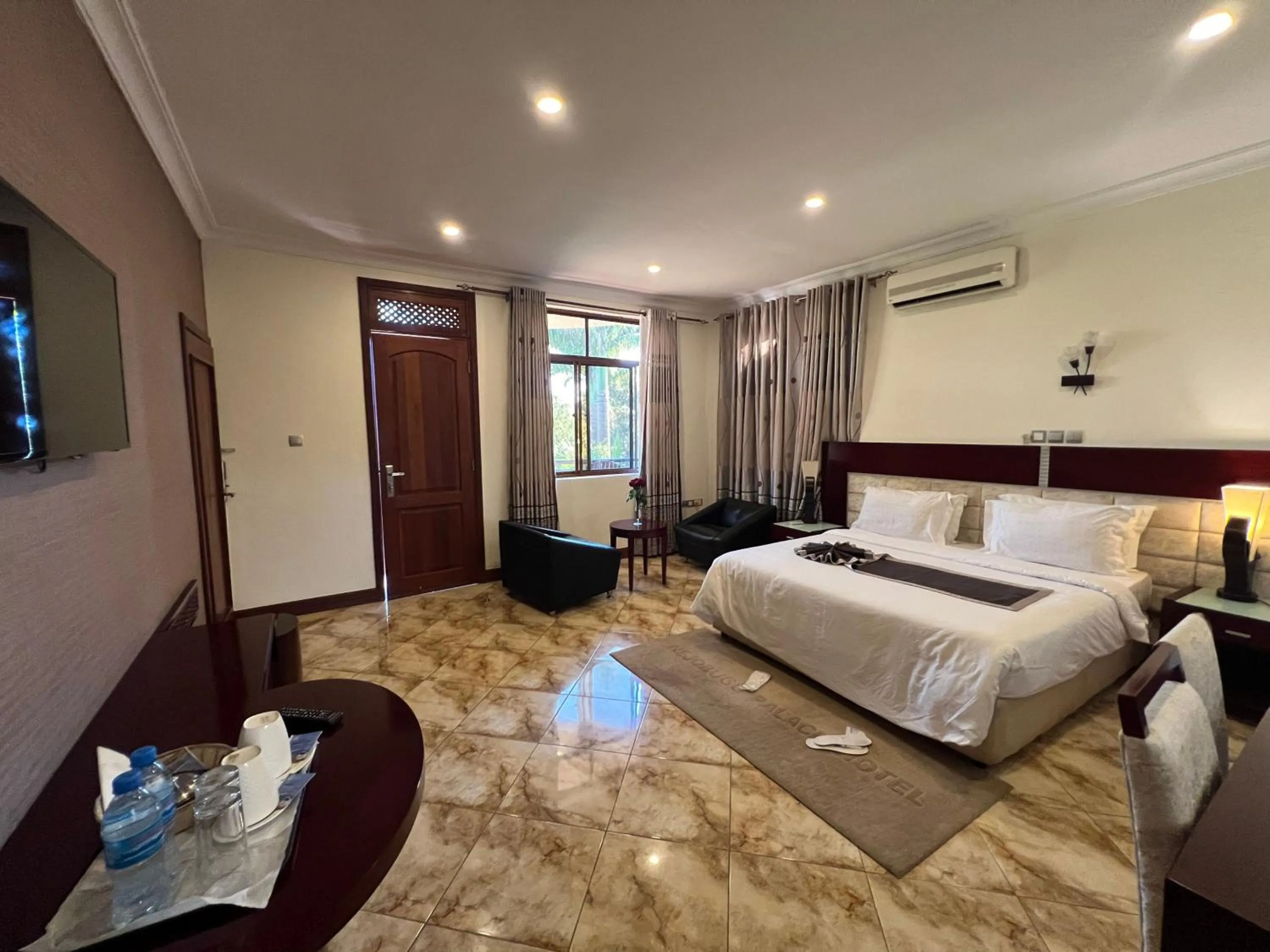 Communal lounge/ TV room, Bed in Nejobugg Palace Hotel