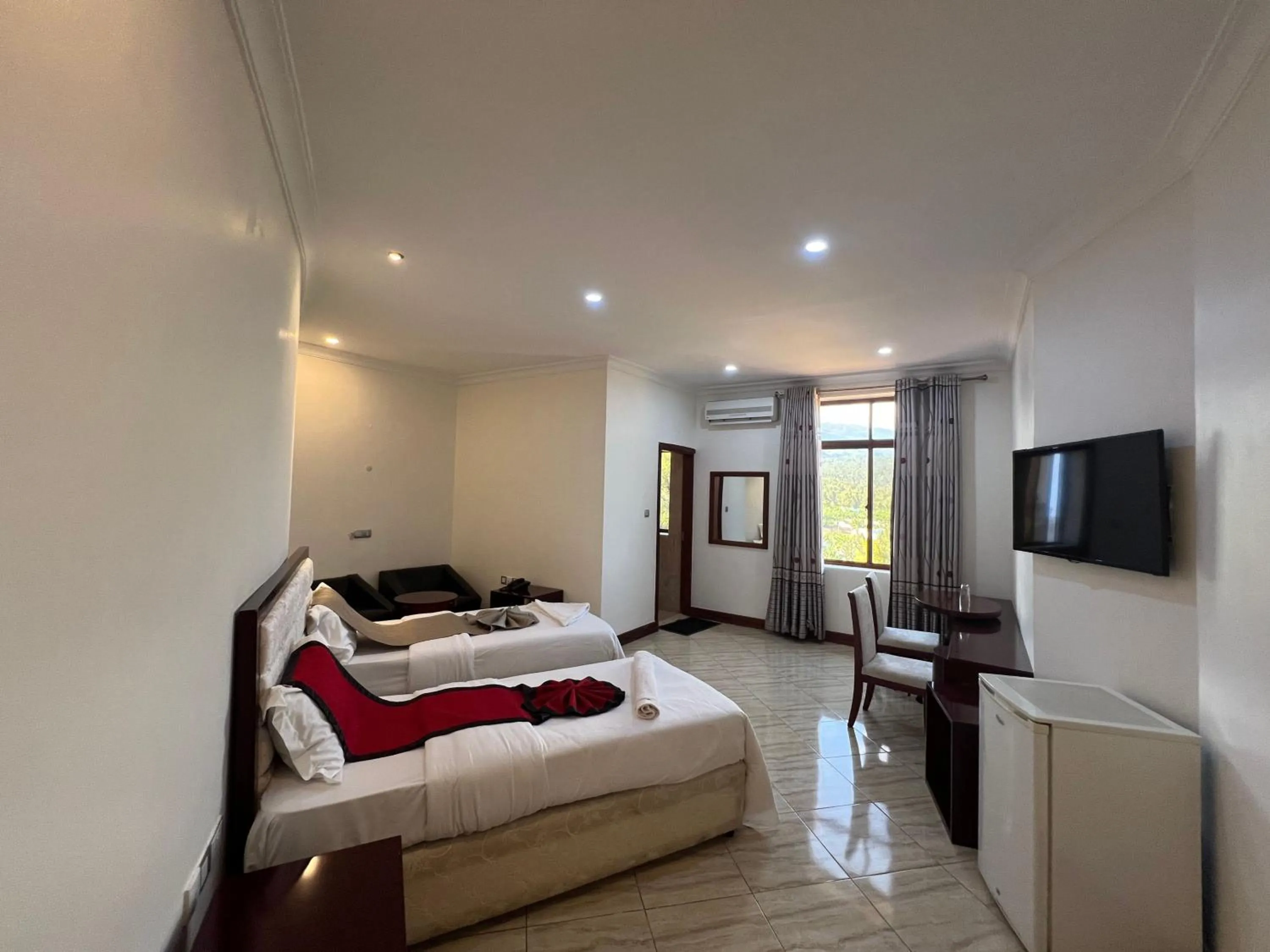 Communal lounge/ TV room, Bed in Nejobugg Palace Hotel