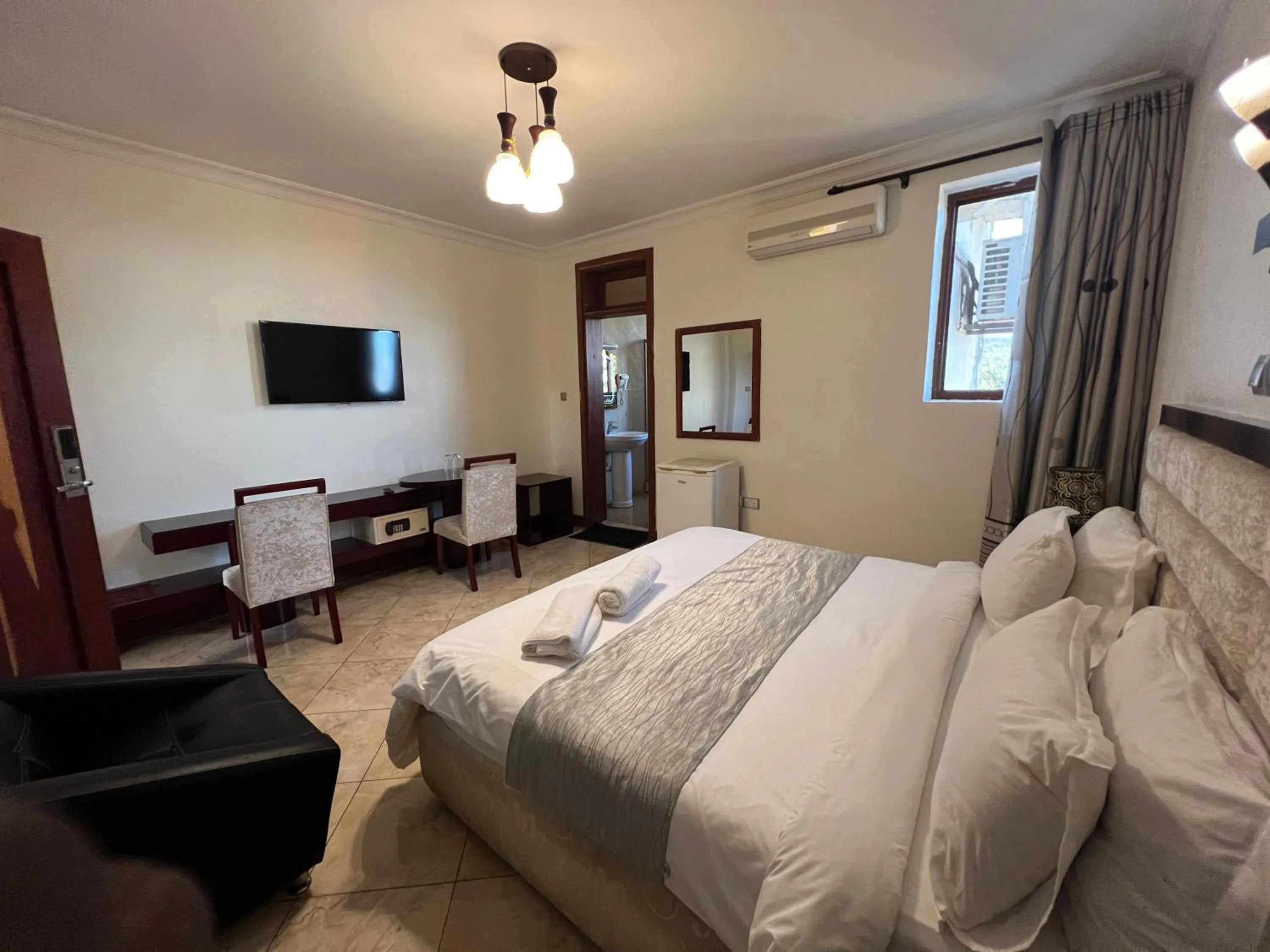 Communal lounge/ TV room, Bed in Nejobugg Palace Hotel