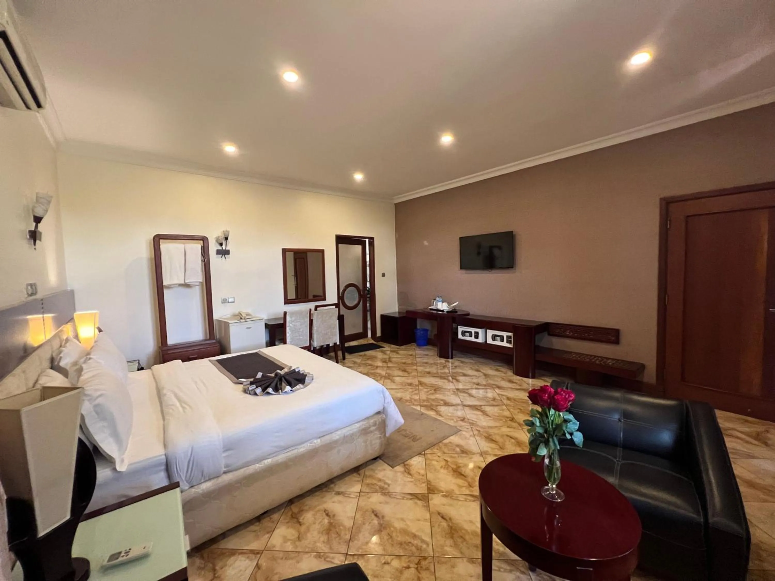 Communal lounge/ TV room, Bed in Nejobugg Palace Hotel