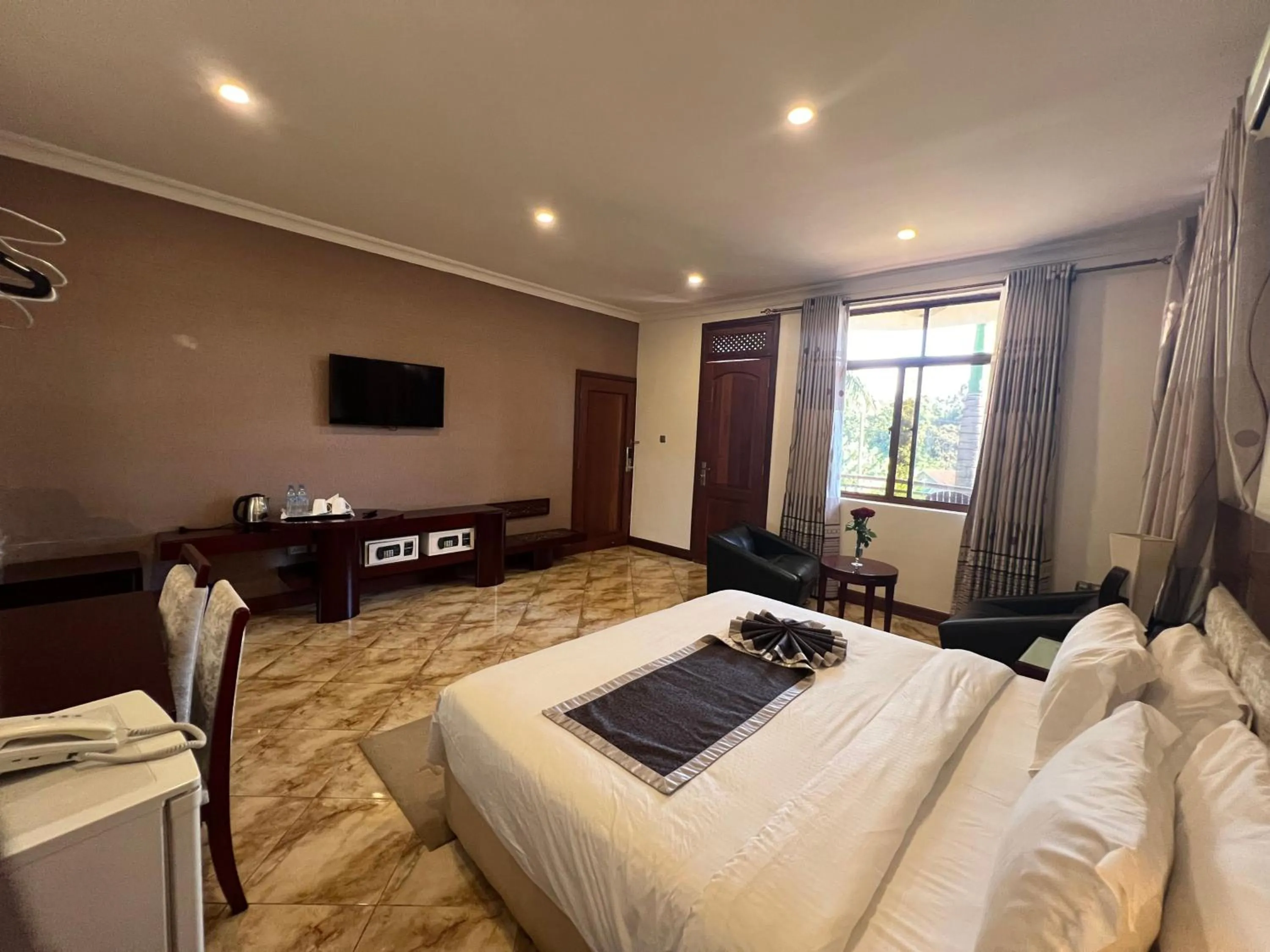 Communal lounge/ TV room, Bed in Nejobugg Palace Hotel