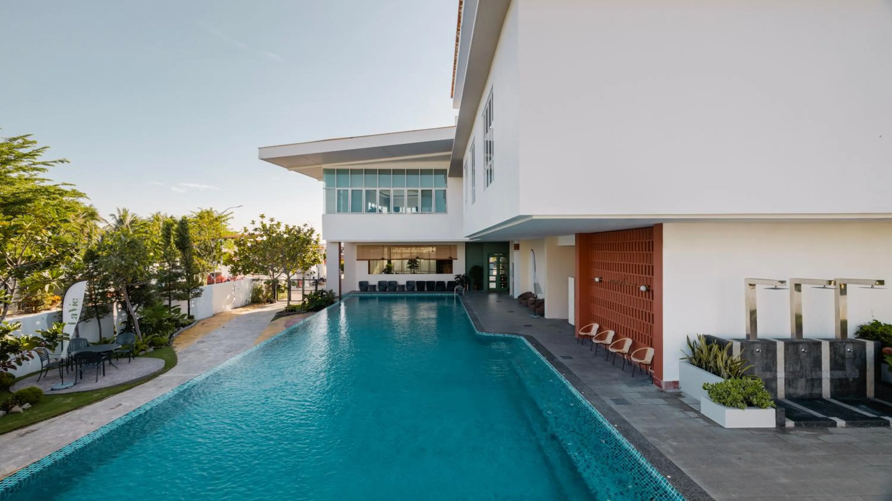 Swimming pool in La Vie Hotel Juru