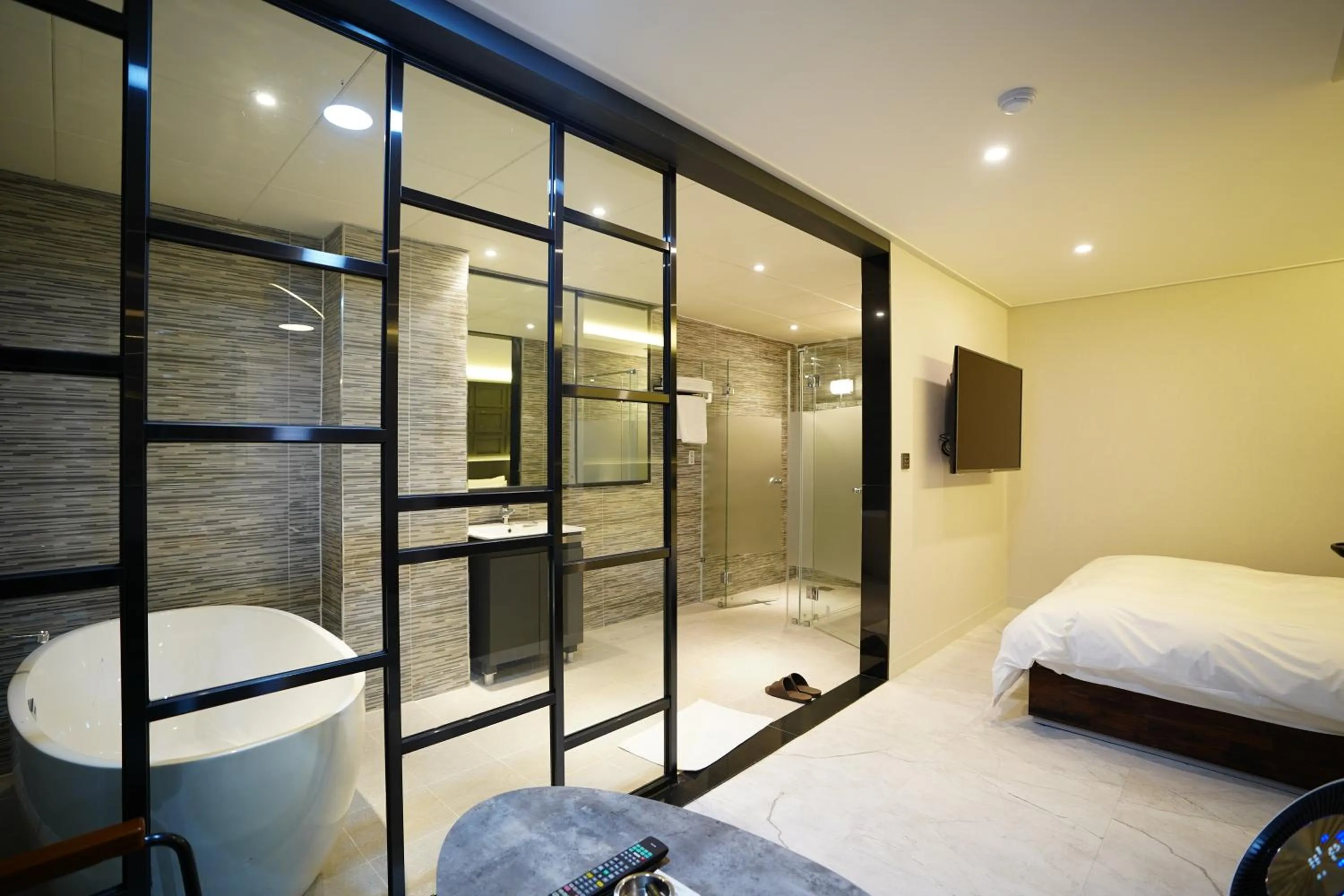 Bathroom, Bed in Dongdaemun Saturn Hotel