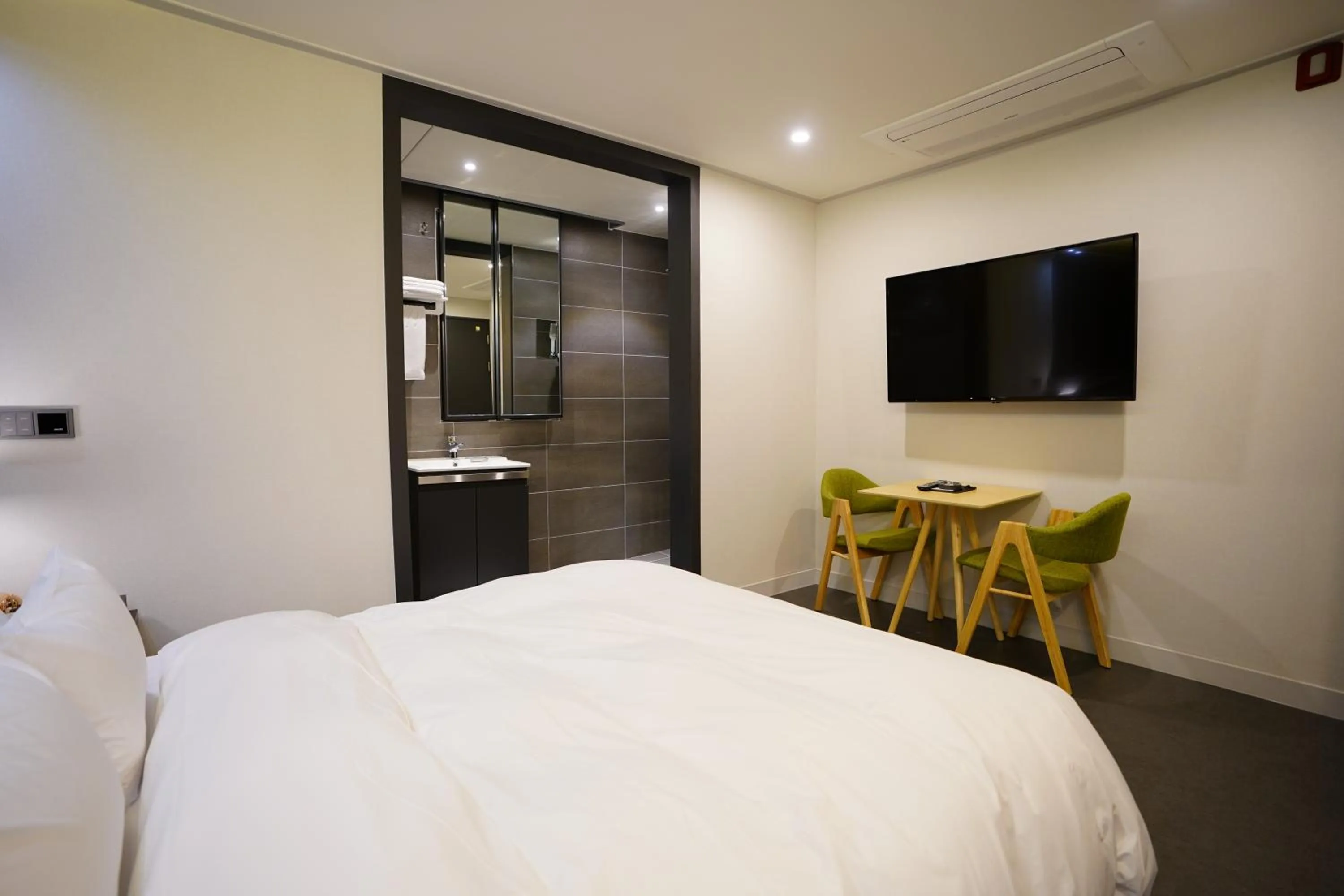 Communal lounge/ TV room, Bed in Dongdaemun Saturn Hotel