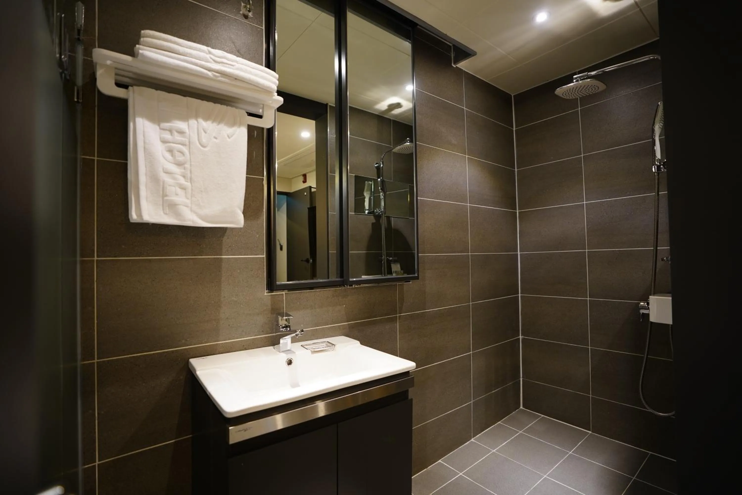 Shower in Dongdaemun Saturn Hotel