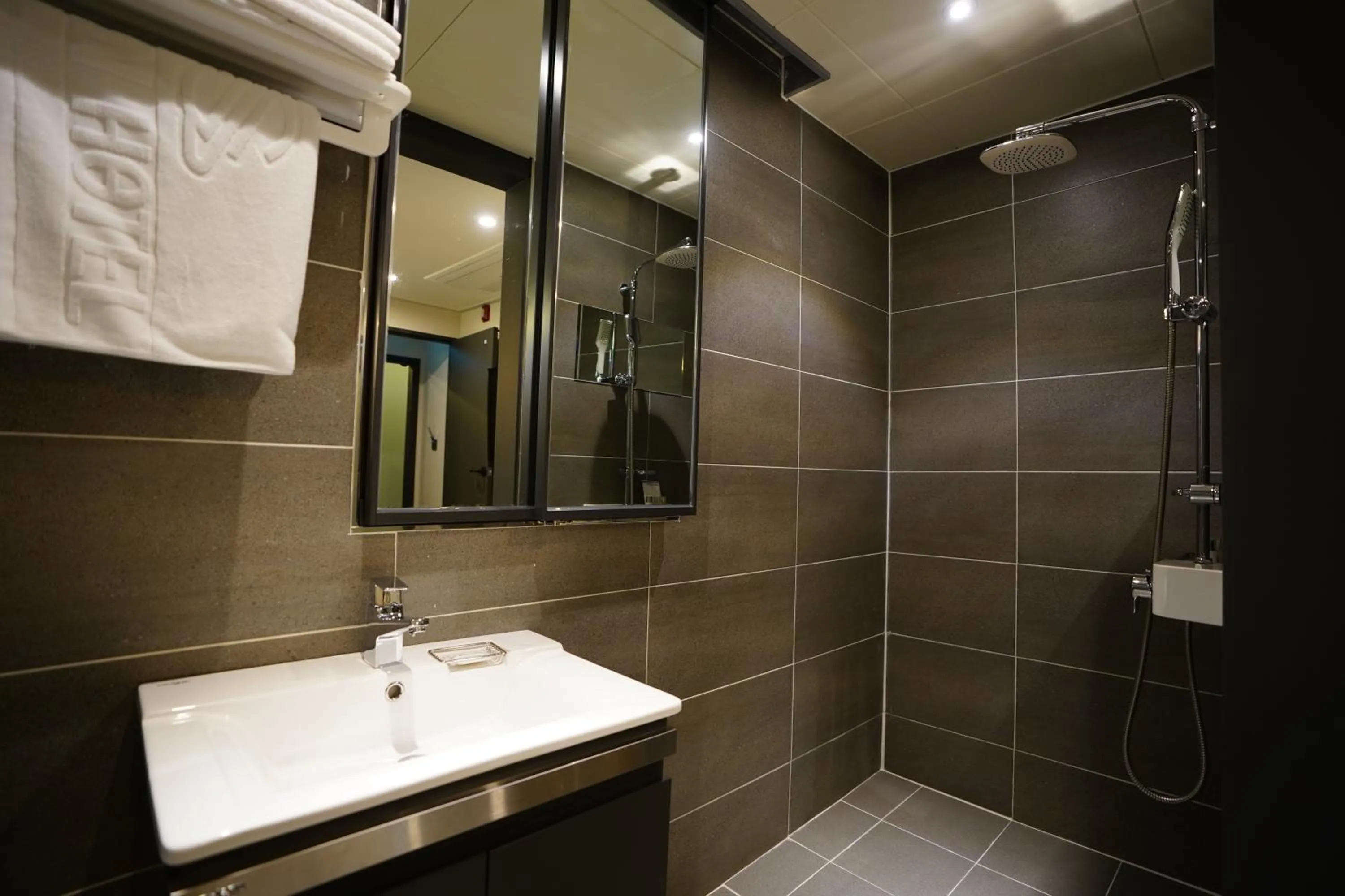 Shower in Dongdaemun Saturn Hotel