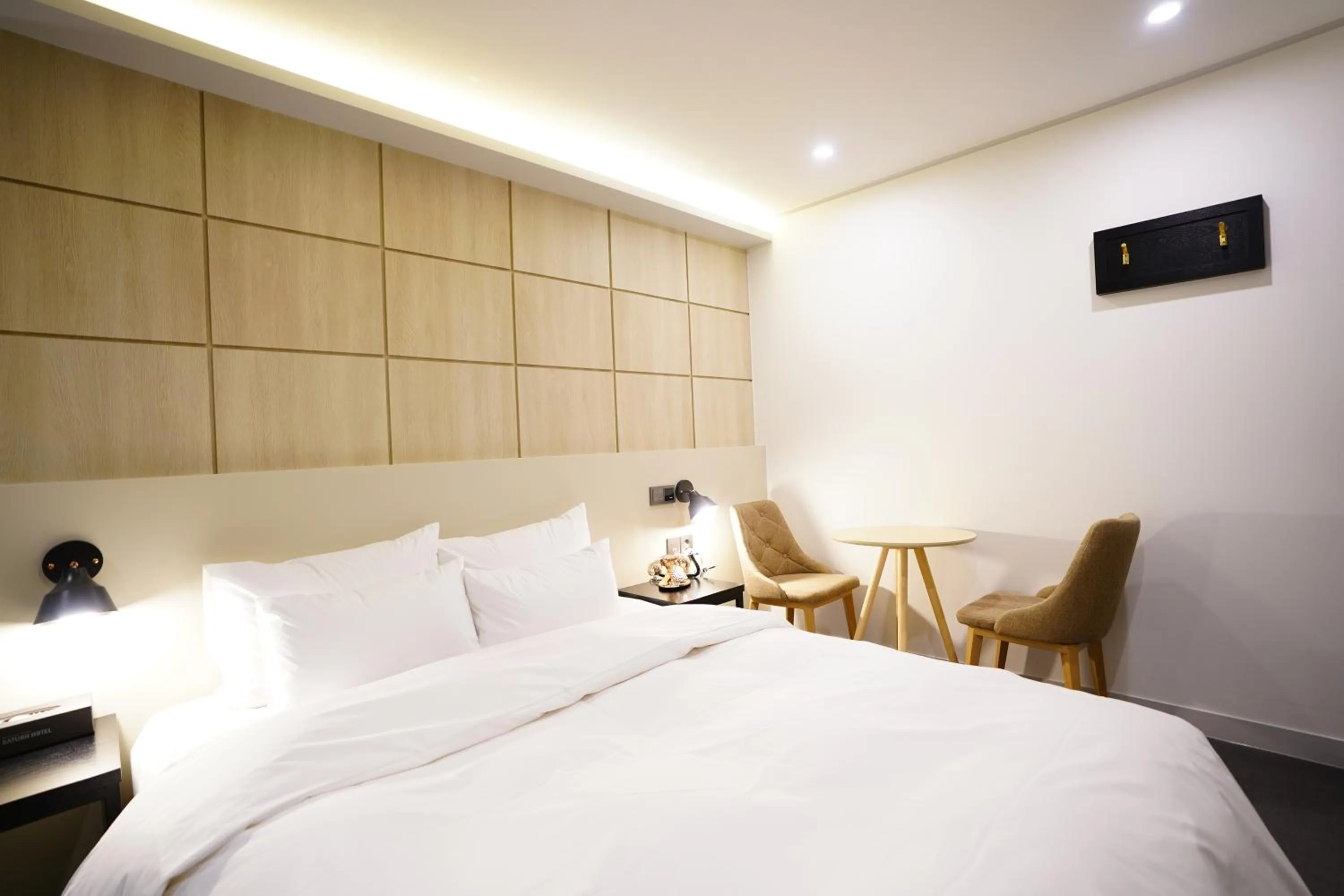 Bedroom, Bed in Dongdaemun Saturn Hotel