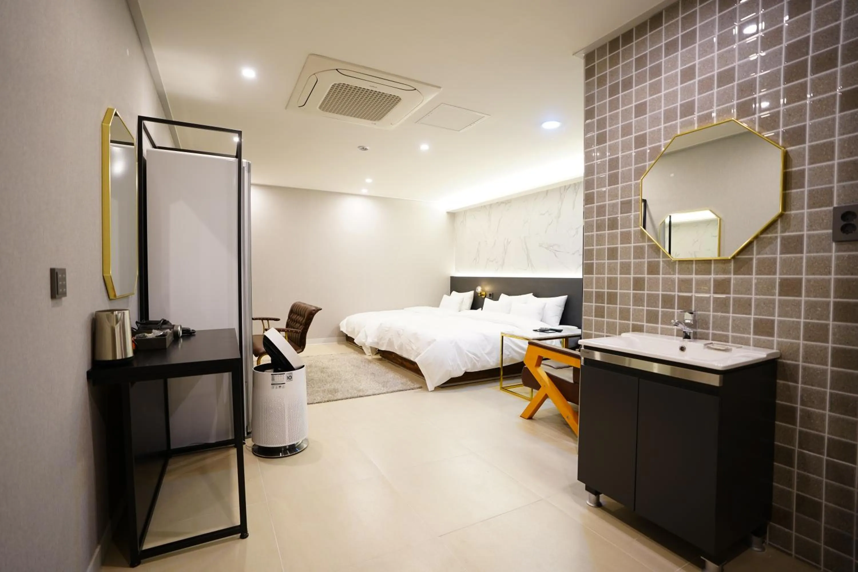 Hot Tub, Bed in Dongdaemun Saturn Hotel