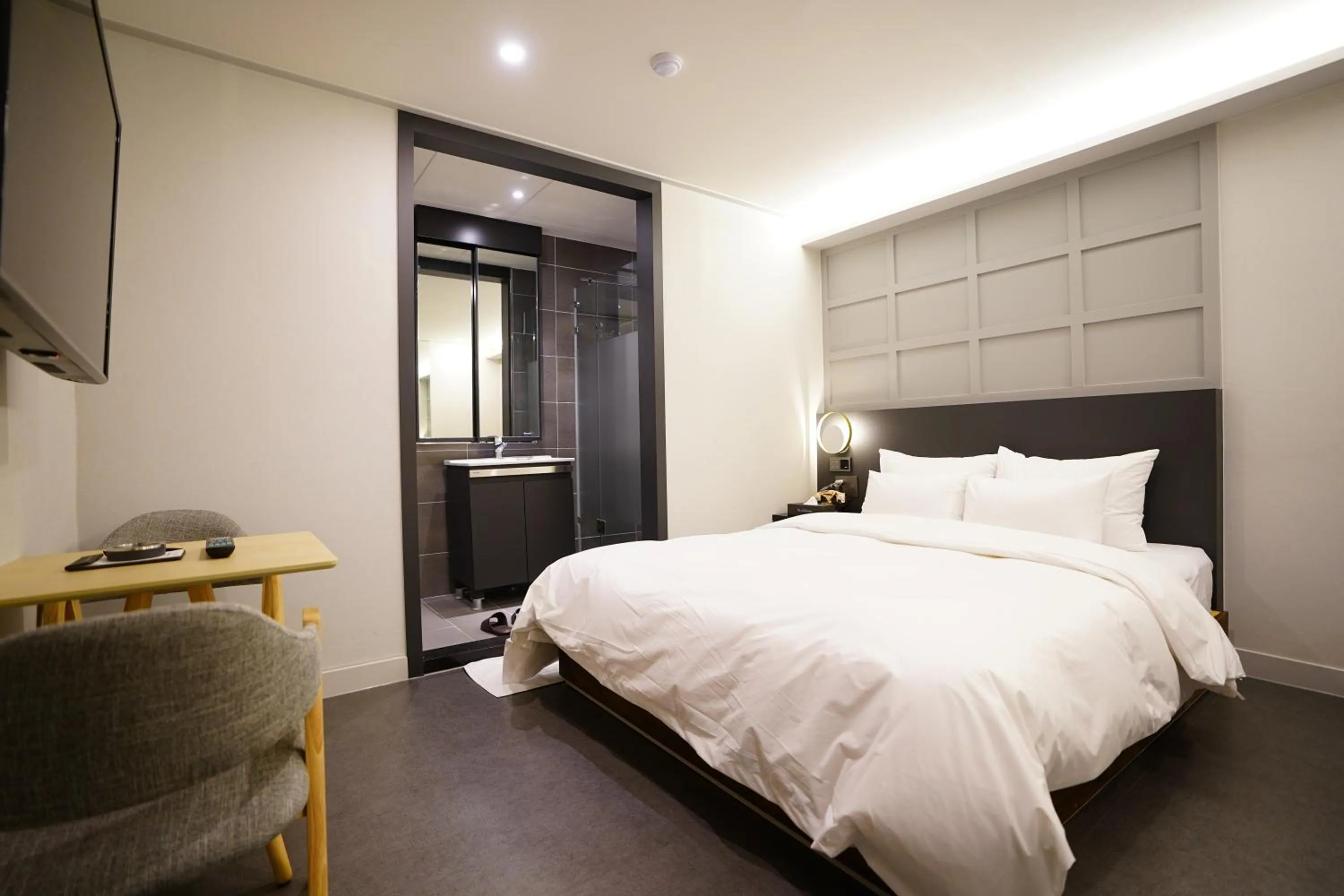 Bed in Dongdaemun Saturn Hotel