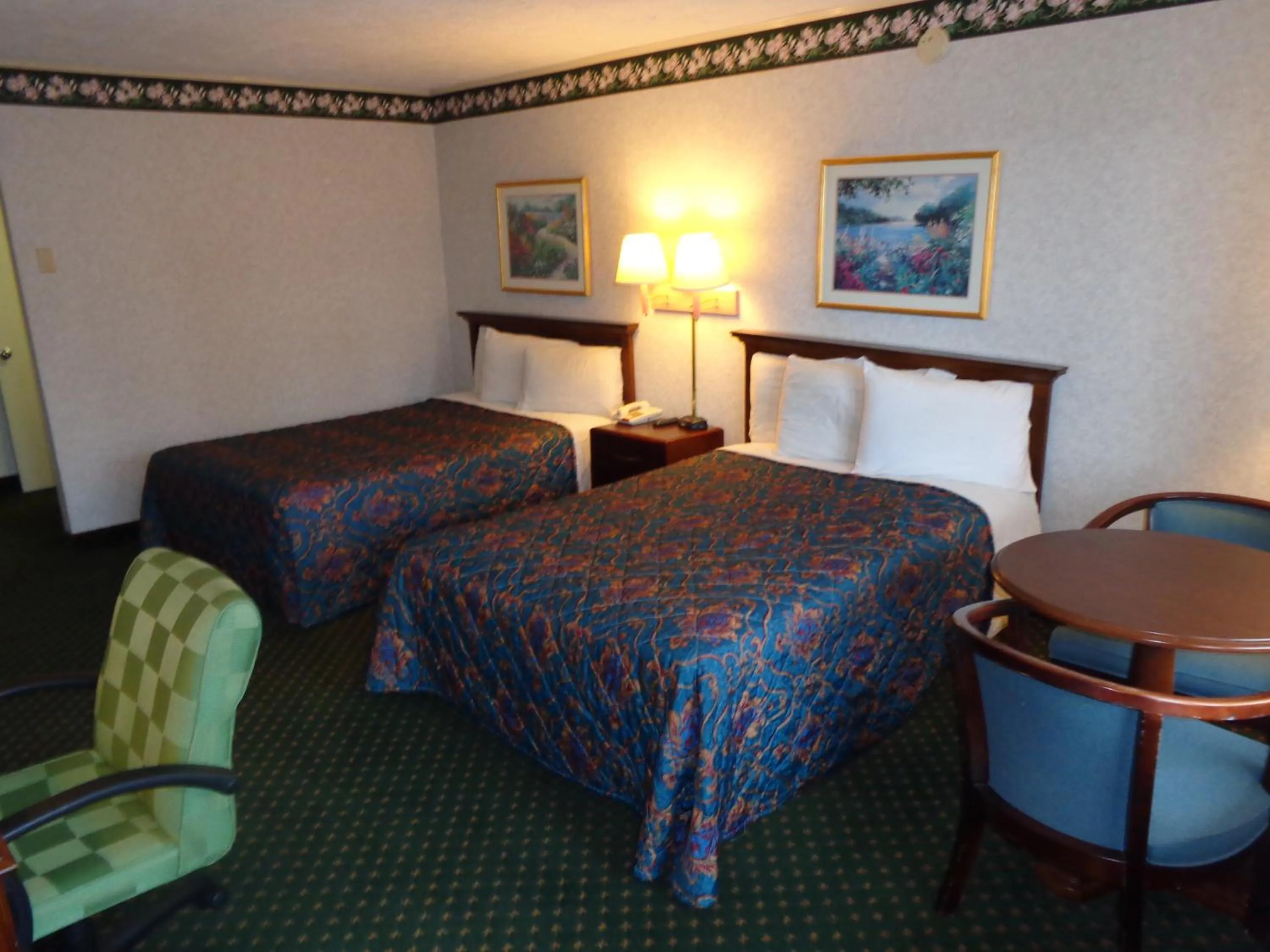 Photo of the whole room, Bed in Travelodge by Wyndham Ridgeway Martinsville Area