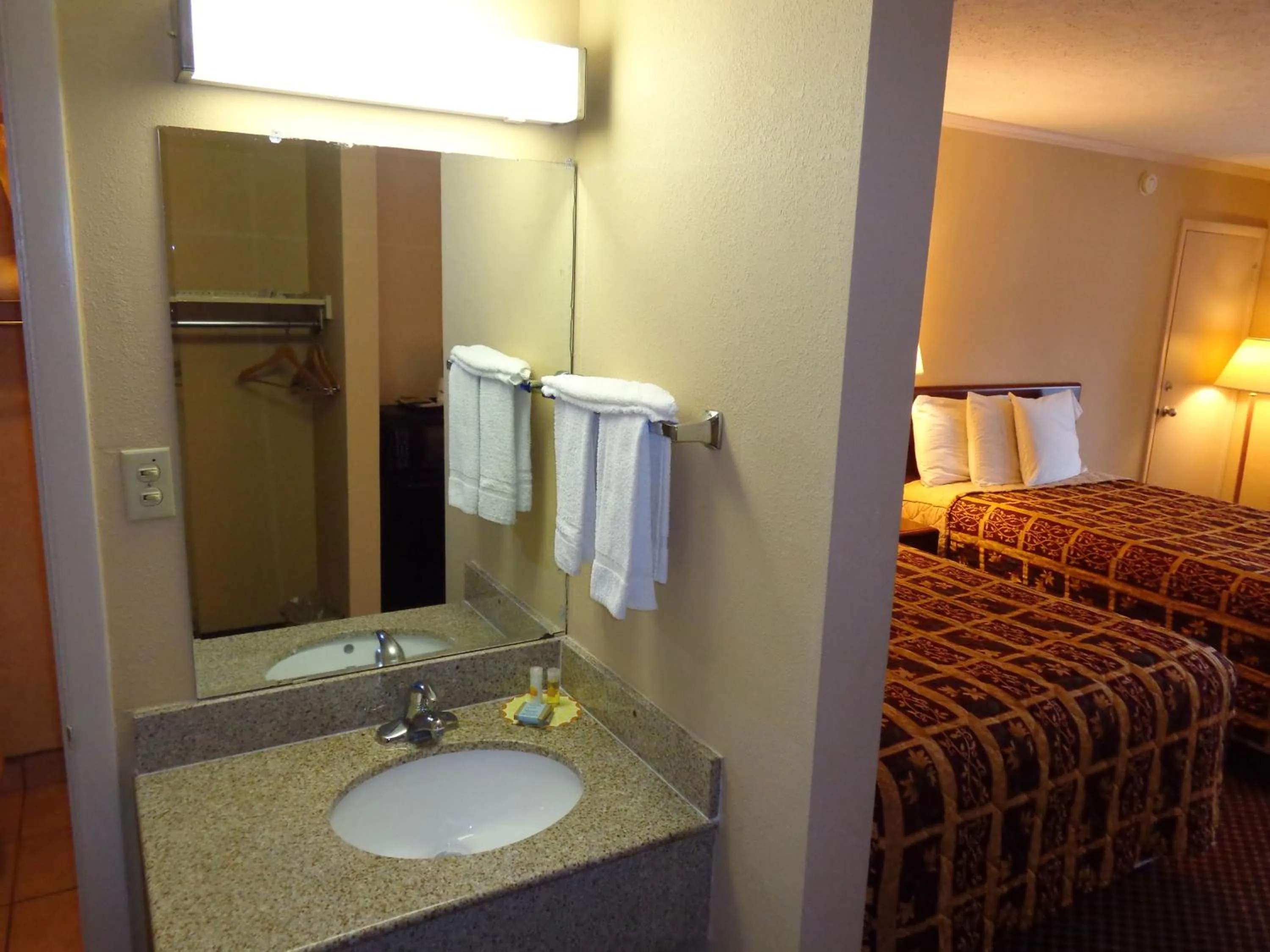 Photo of the whole room, Bed in Travelodge by Wyndham Ridgeway Martinsville Area