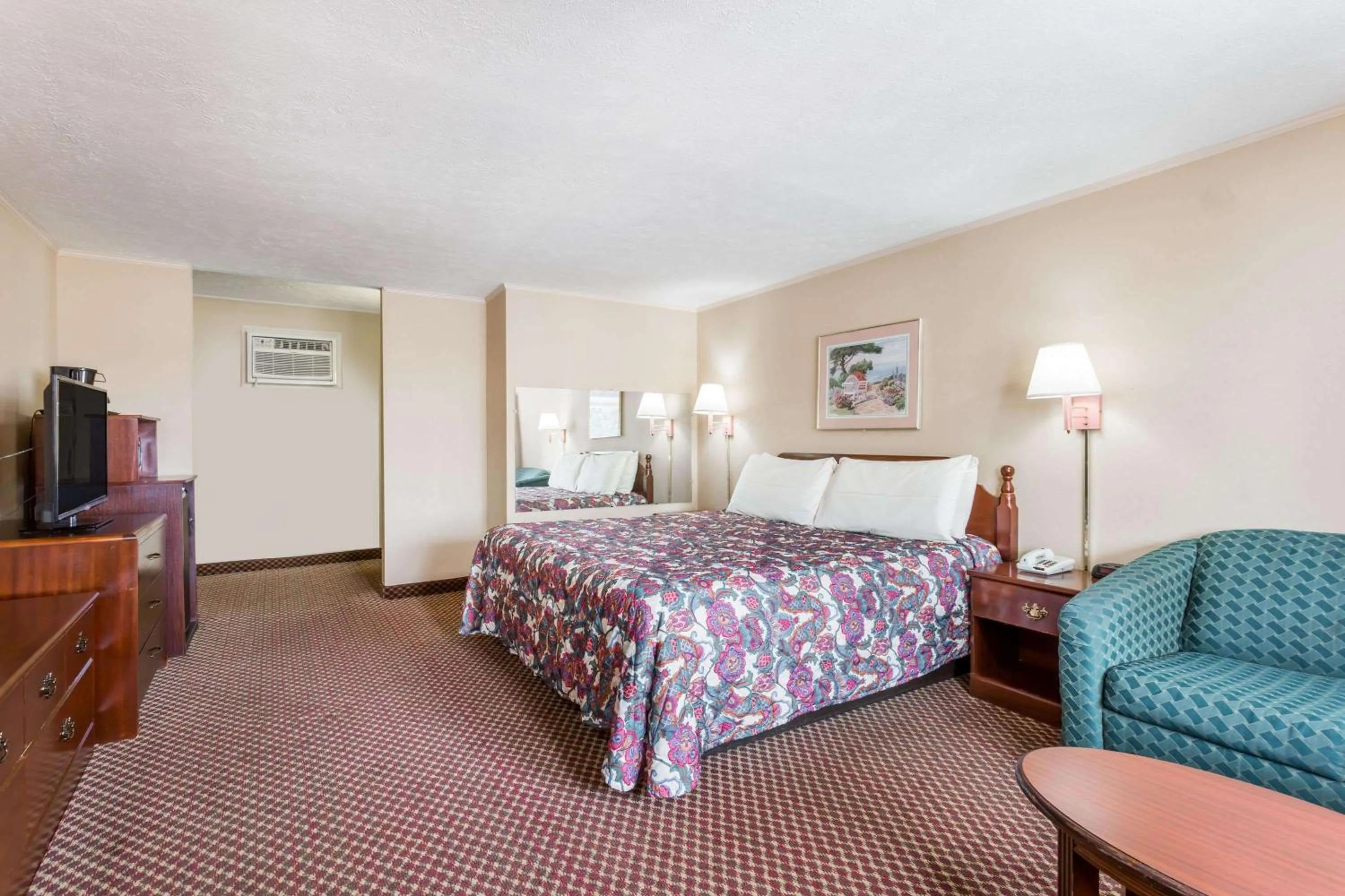 Photo of the whole room, Bed in Travelodge by Wyndham Ridgeway Martinsville Area