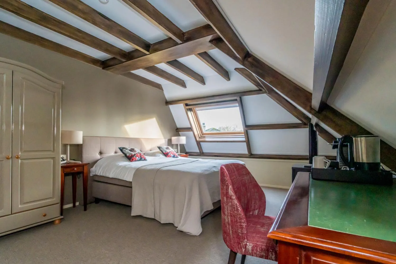 Bed in Hostellerie Schuddebeurs