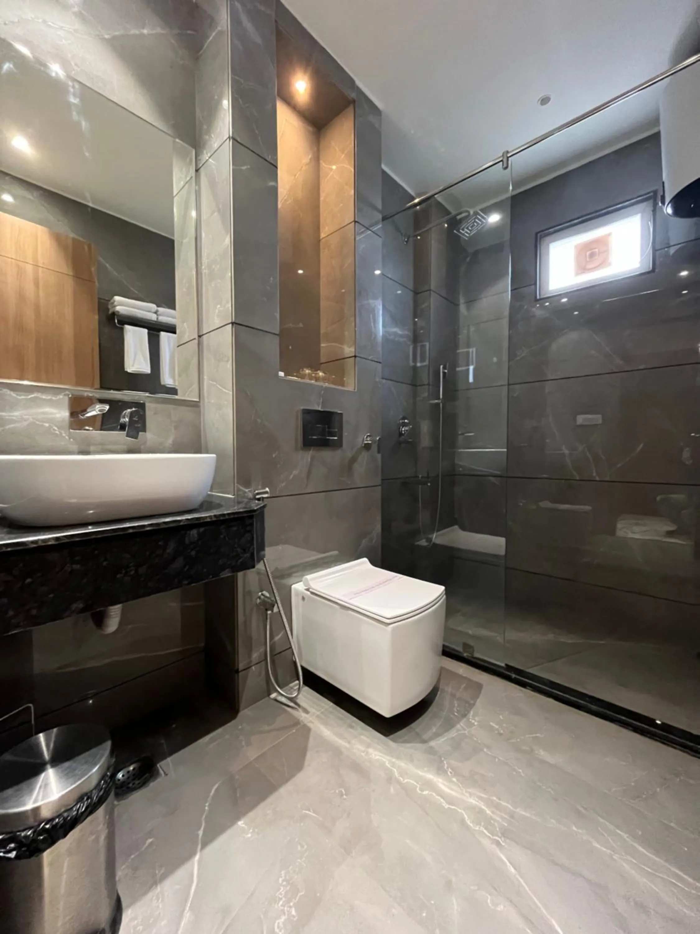 Shower in Hotel Three Seasons