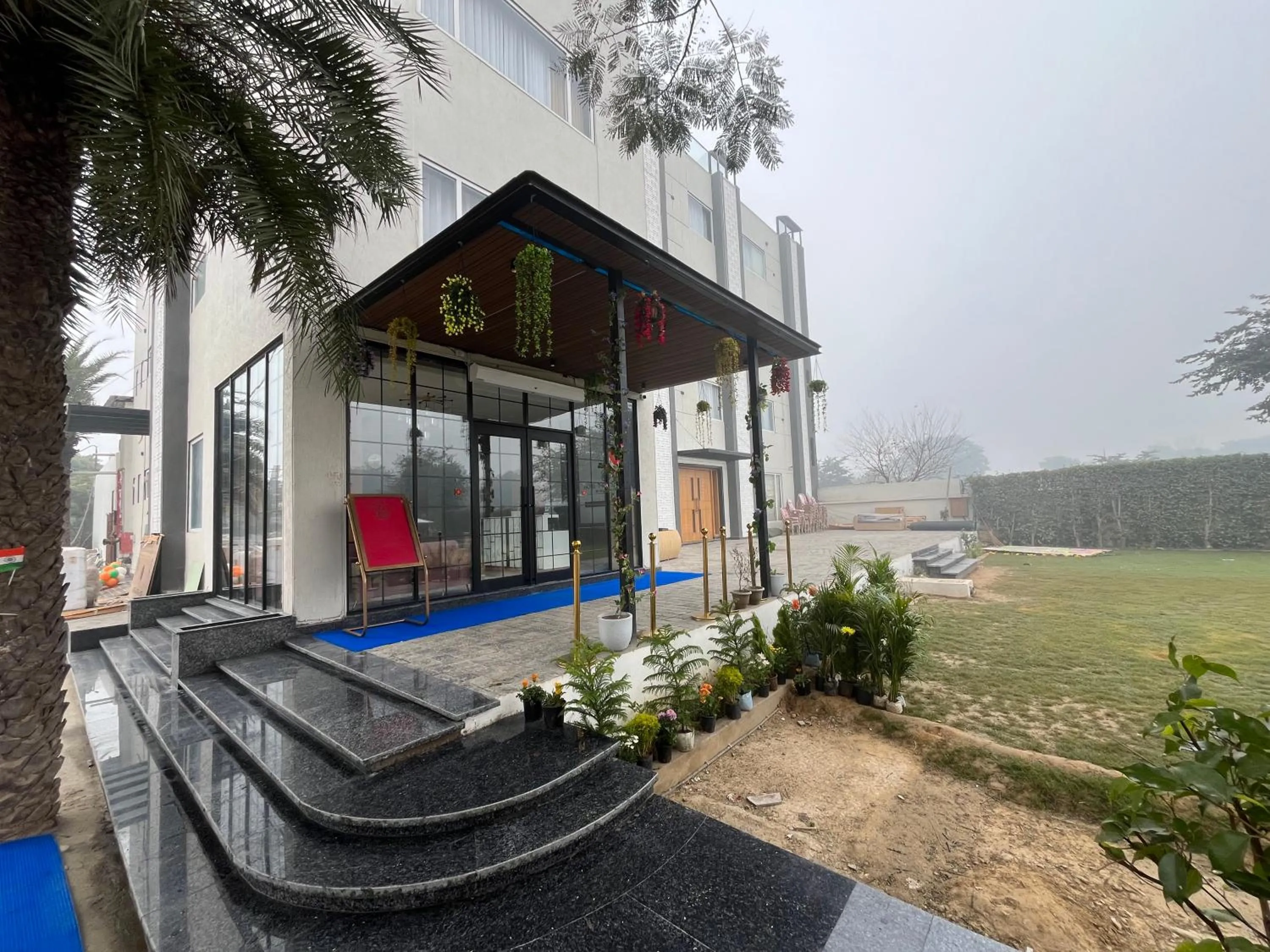 Facade/entrance in Hotel Three Seasons