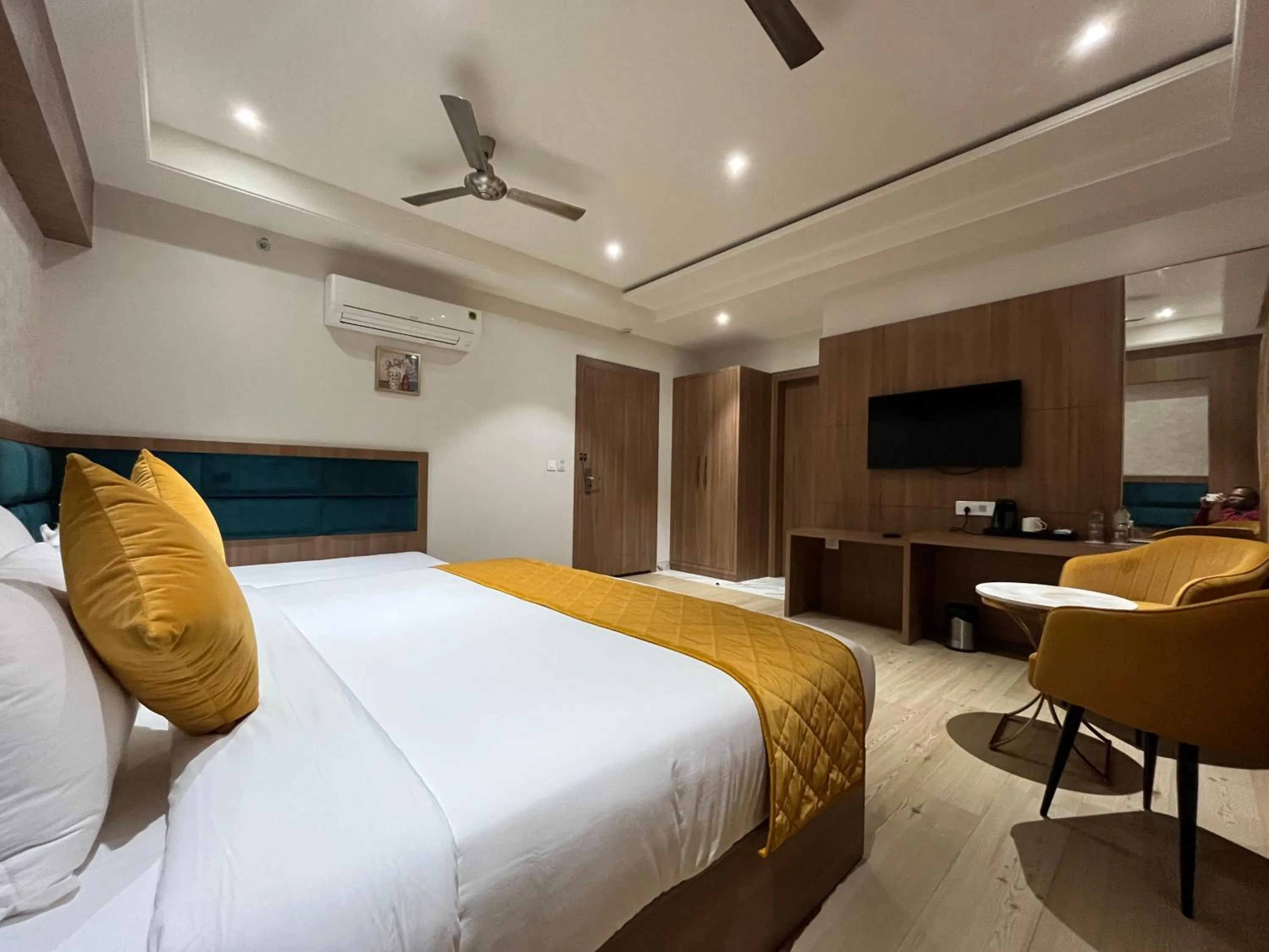 Bed in Hotel Three Seasons