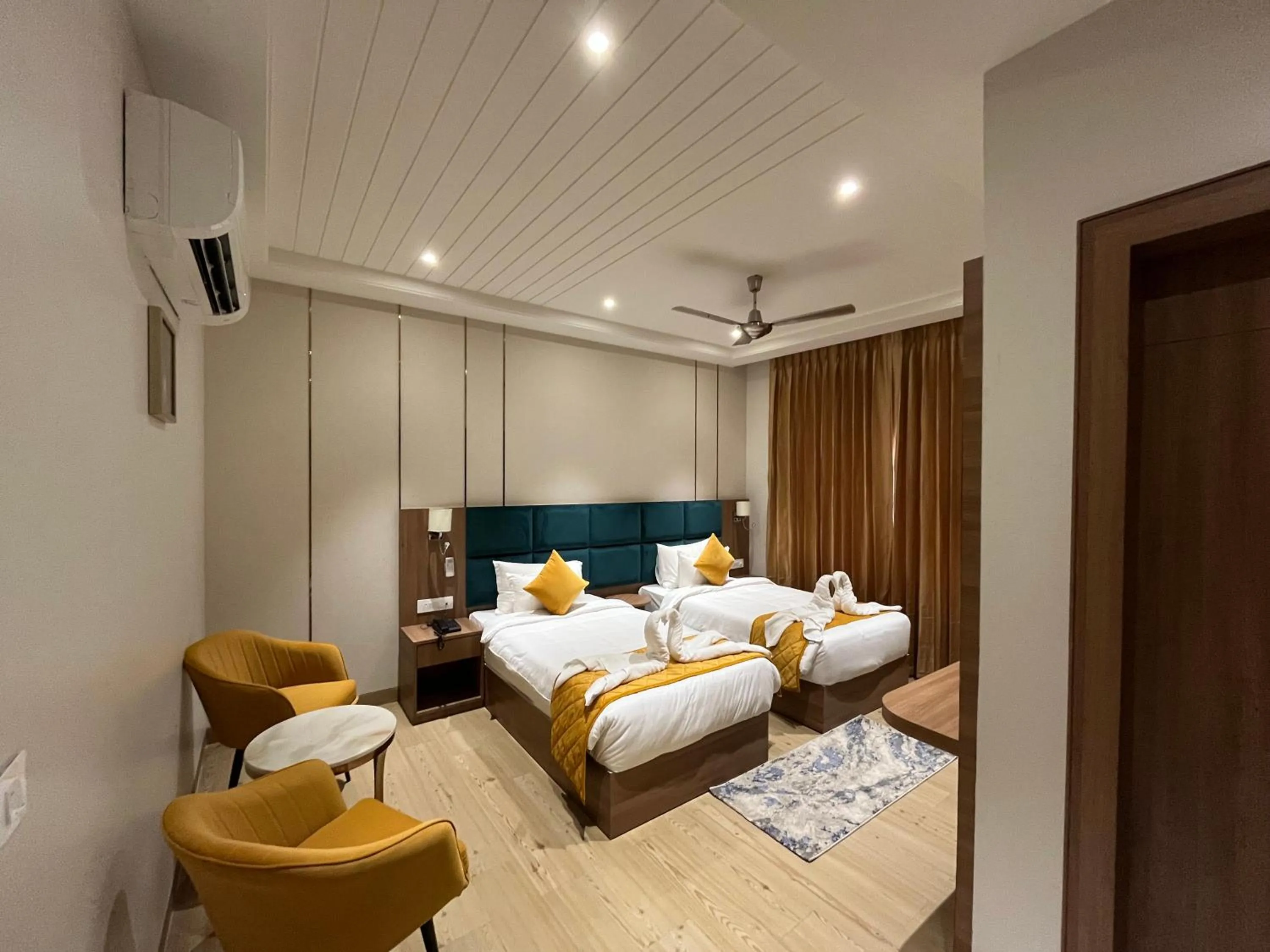 Bedroom, Bed in Hotel Three Seasons