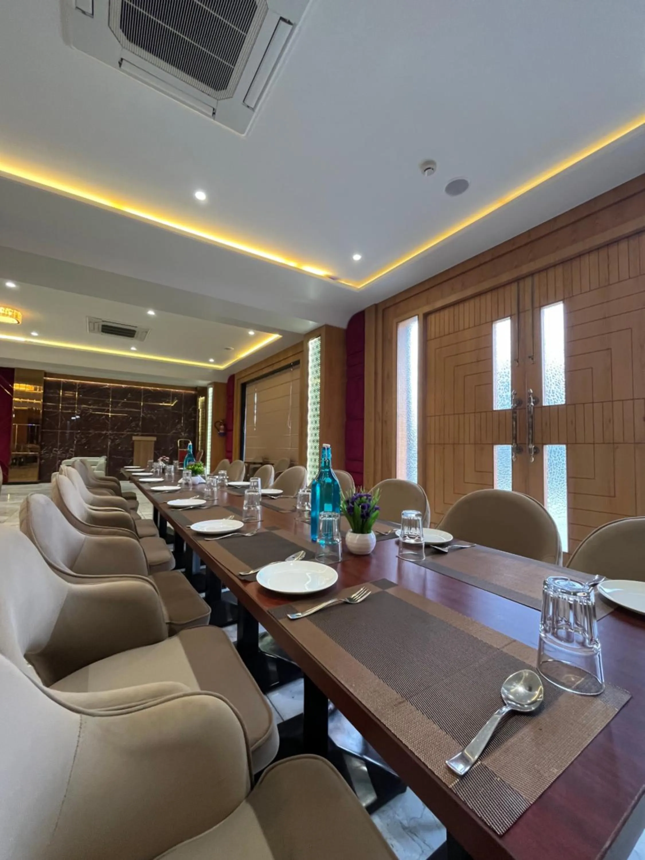 Restaurant/places to eat in Hotel Three Seasons