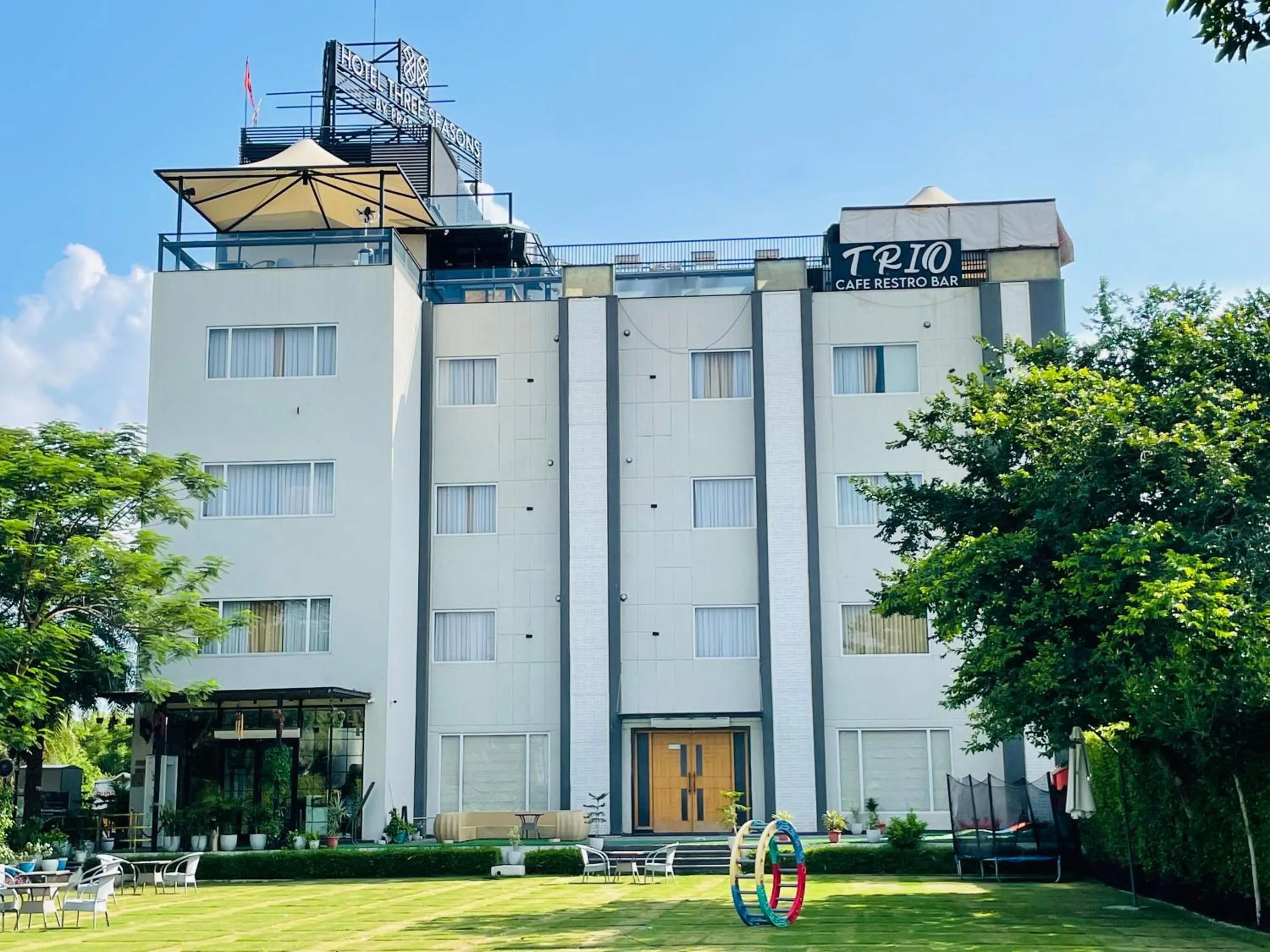 Property building in Hotel Three Seasons