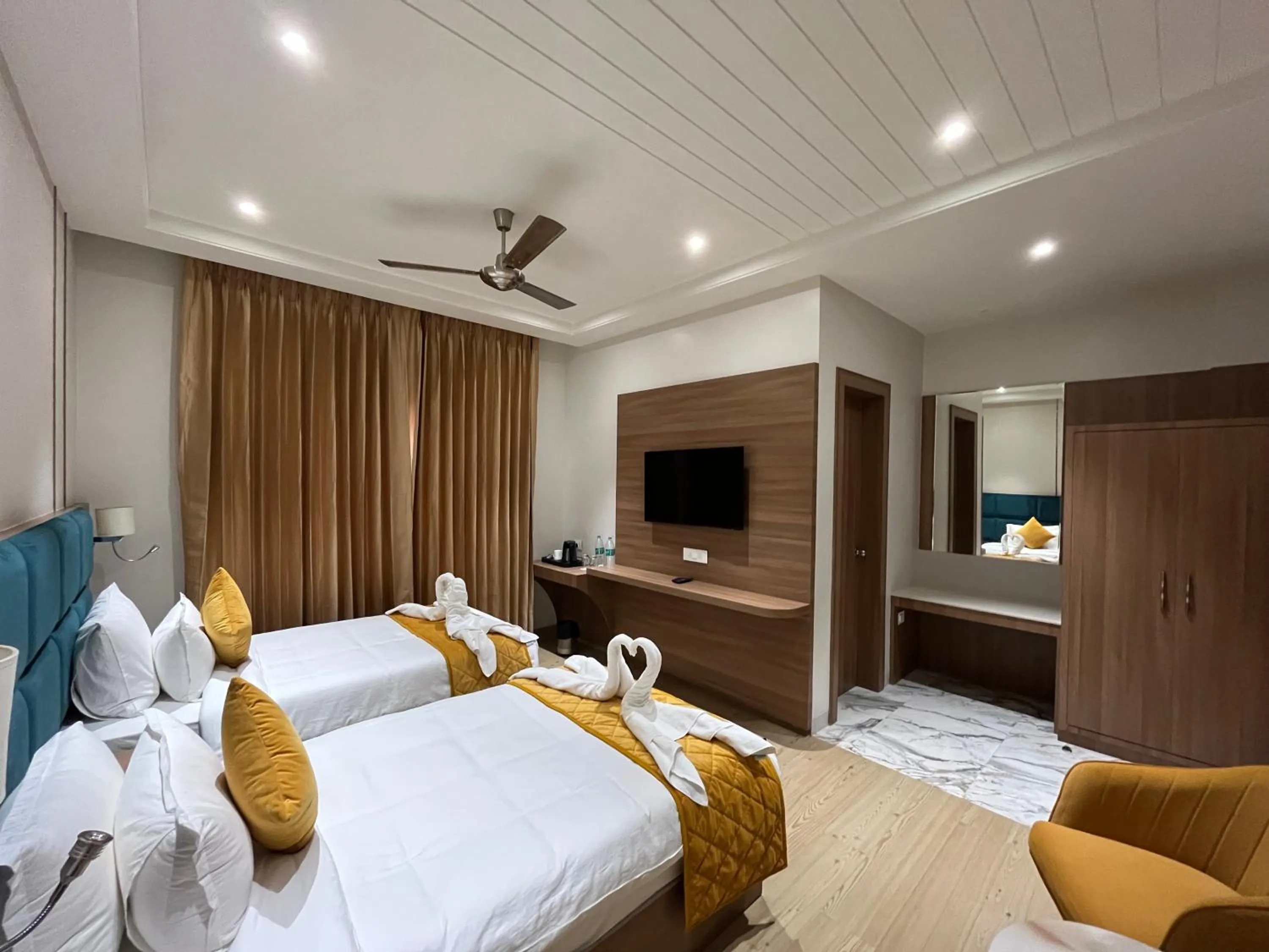 Bedroom, Bed in Hotel Three Seasons