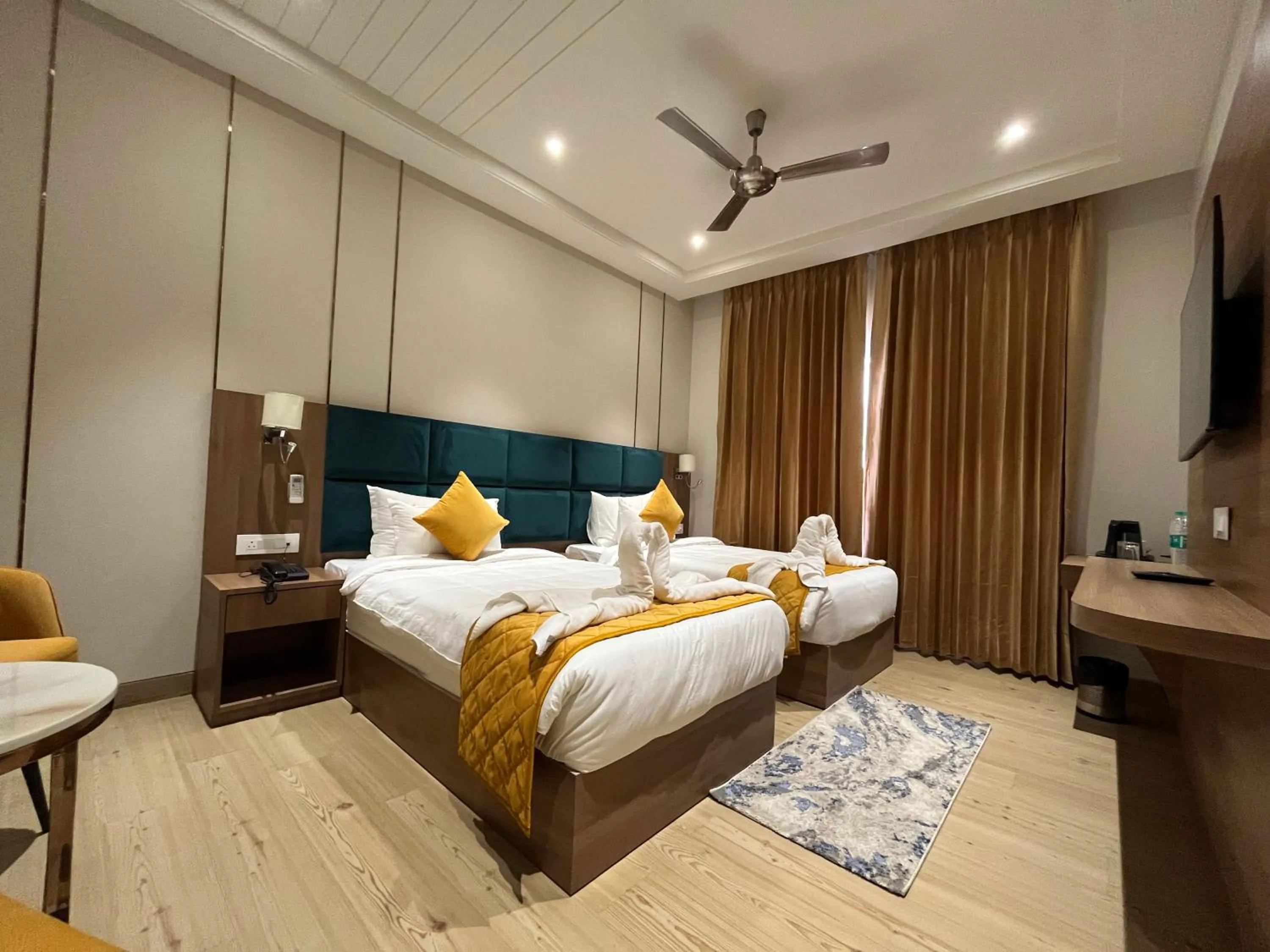 Bedroom, Bed in Hotel Three Seasons