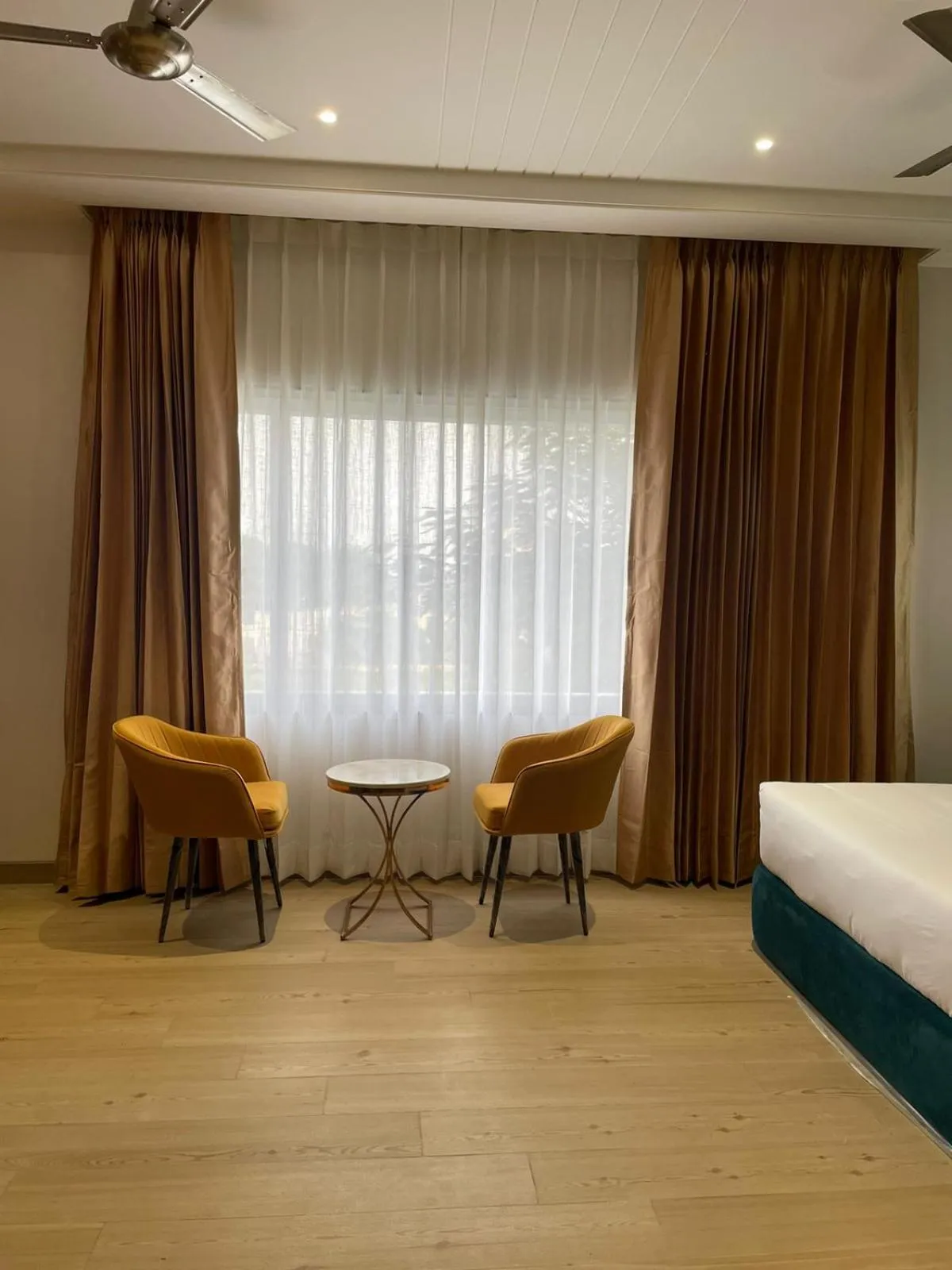 Seating area, Bed in Hotel Three Seasons