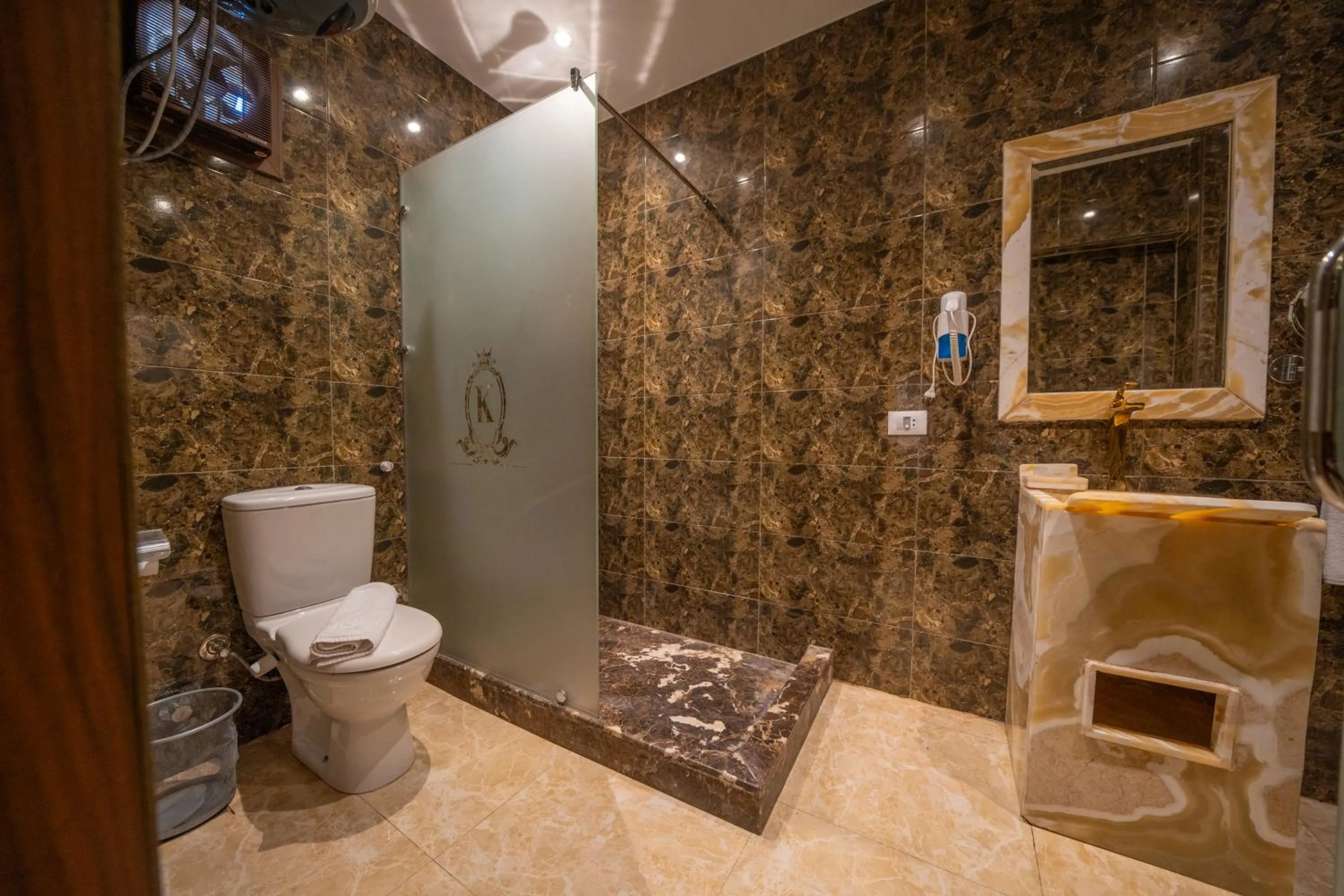 Shower in King Pyramids View Hotel