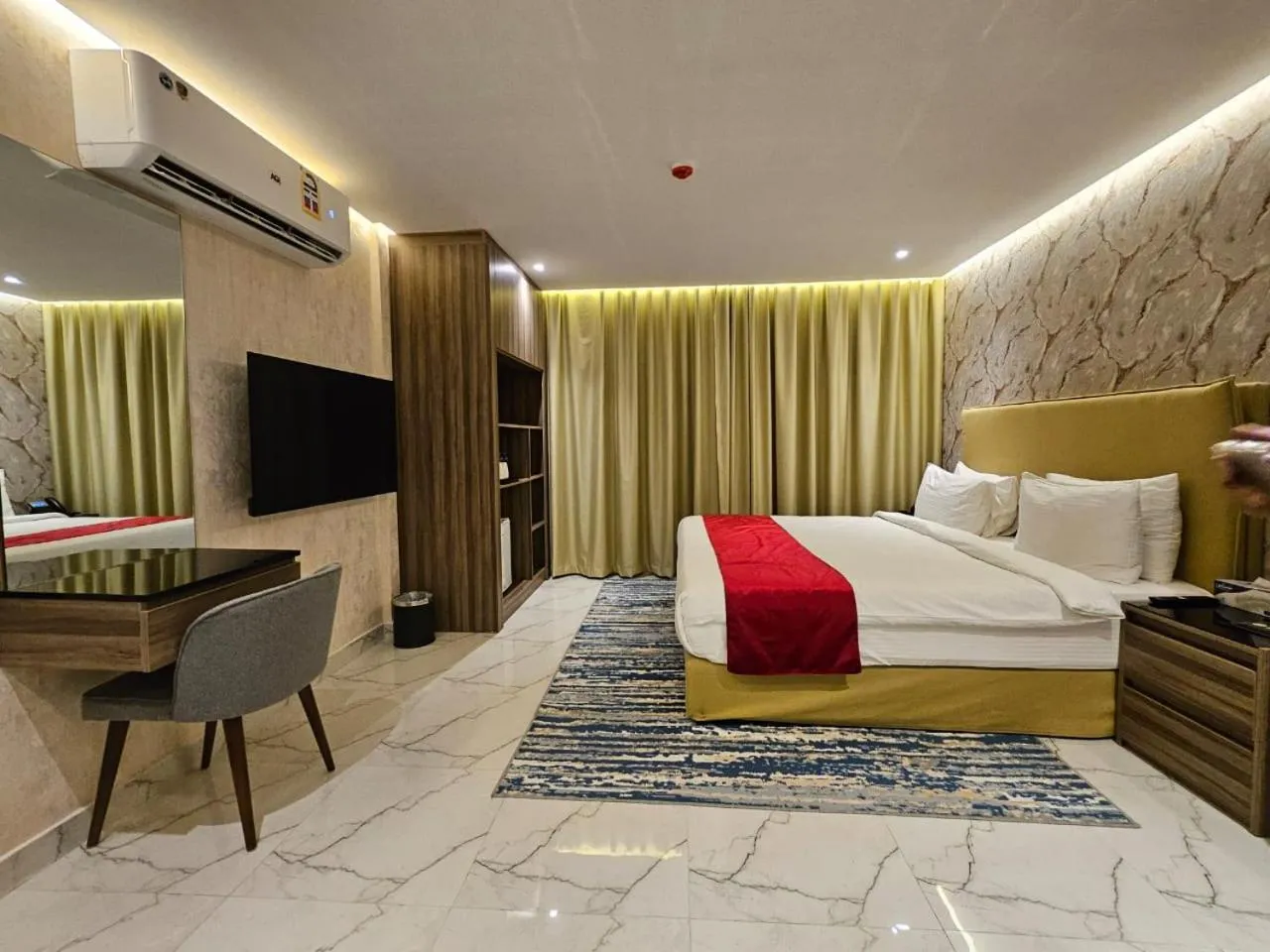 Bedroom, Bed in Royal Plaza Hotel