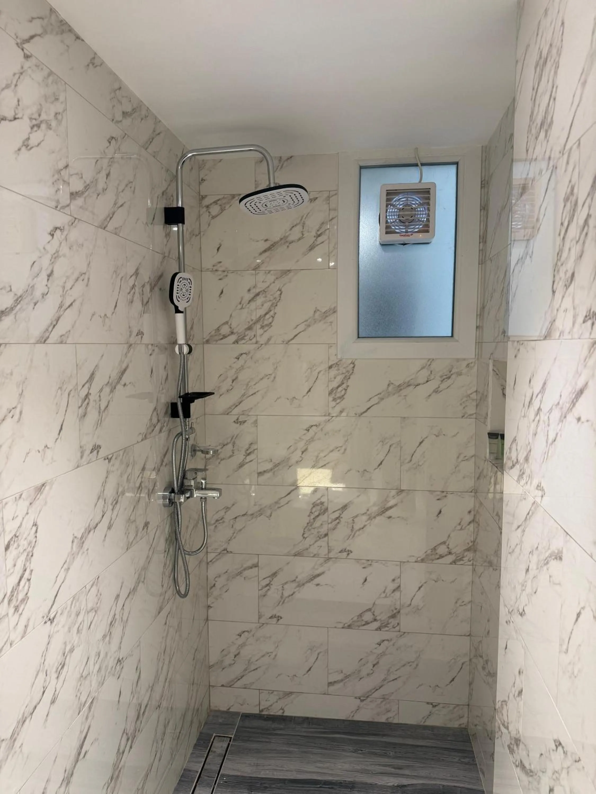 Shower in Royal Plaza Hotel