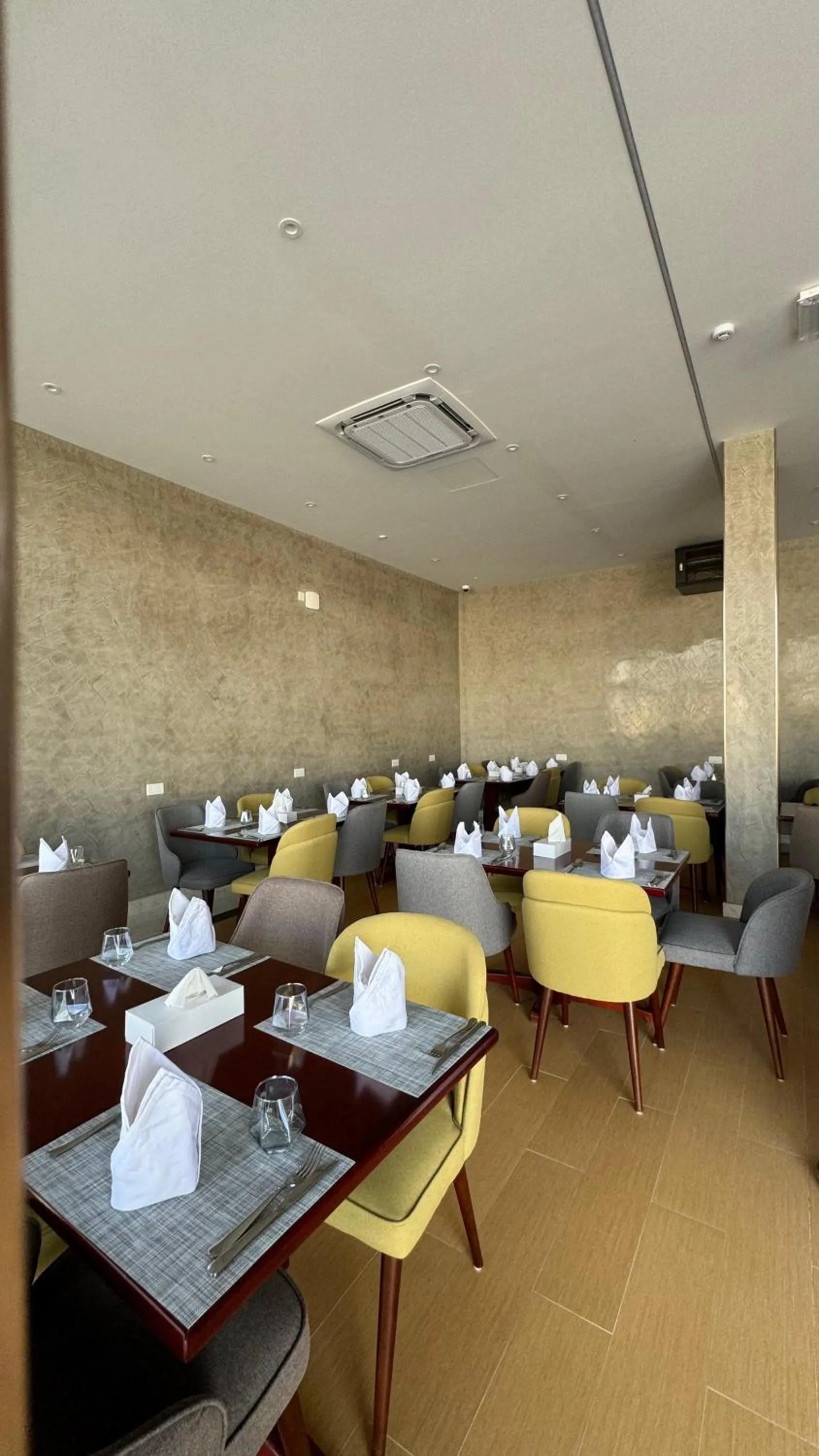 Restaurant/places to eat in Royal Plaza Hotel