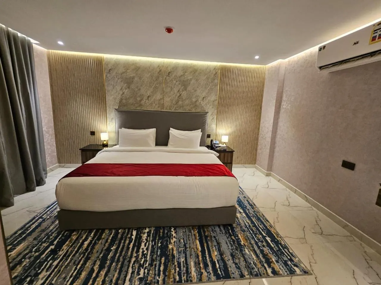 Bed in Royal Plaza Hotel