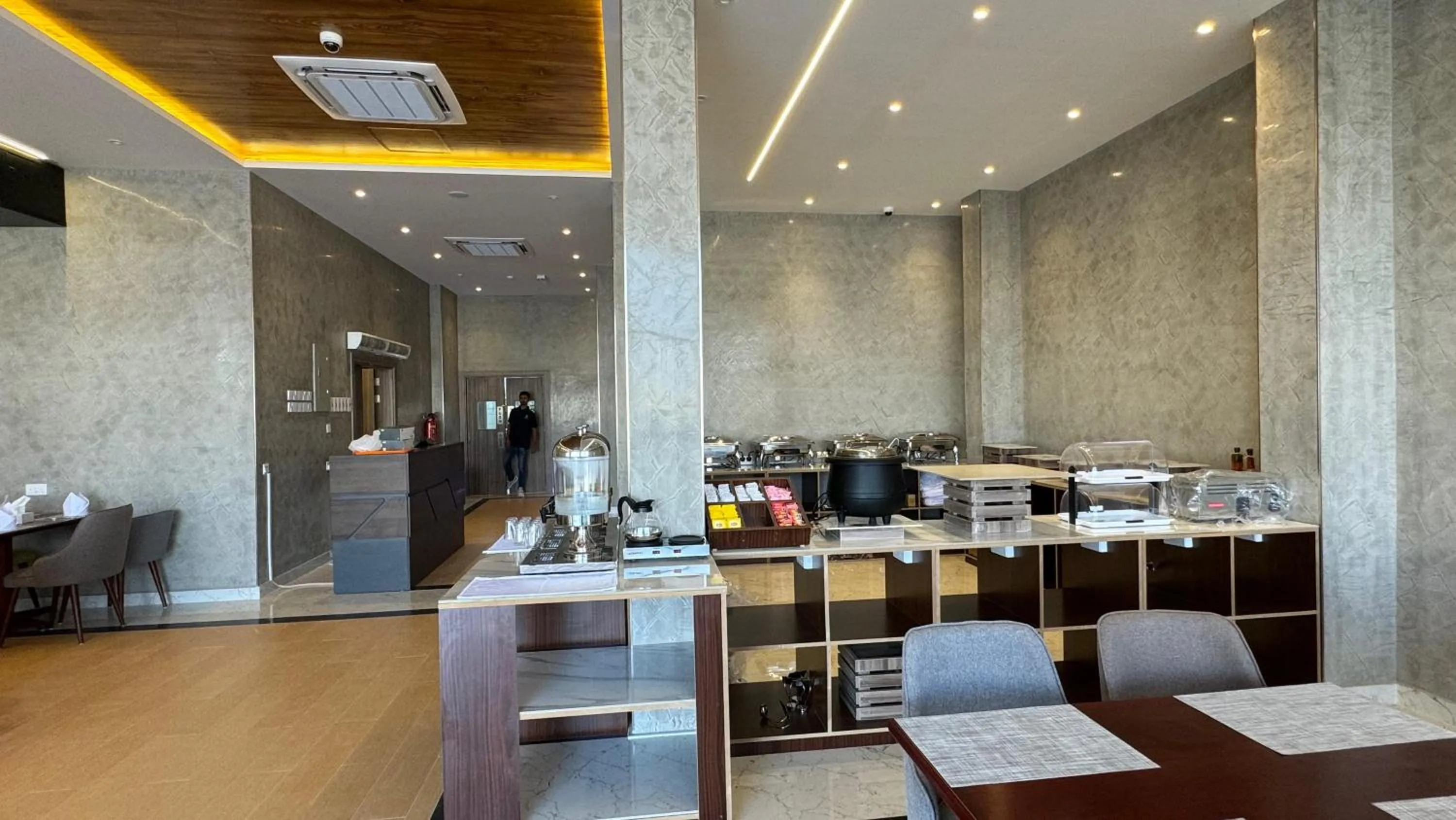 Restaurant/places to eat in Royal Plaza Hotel