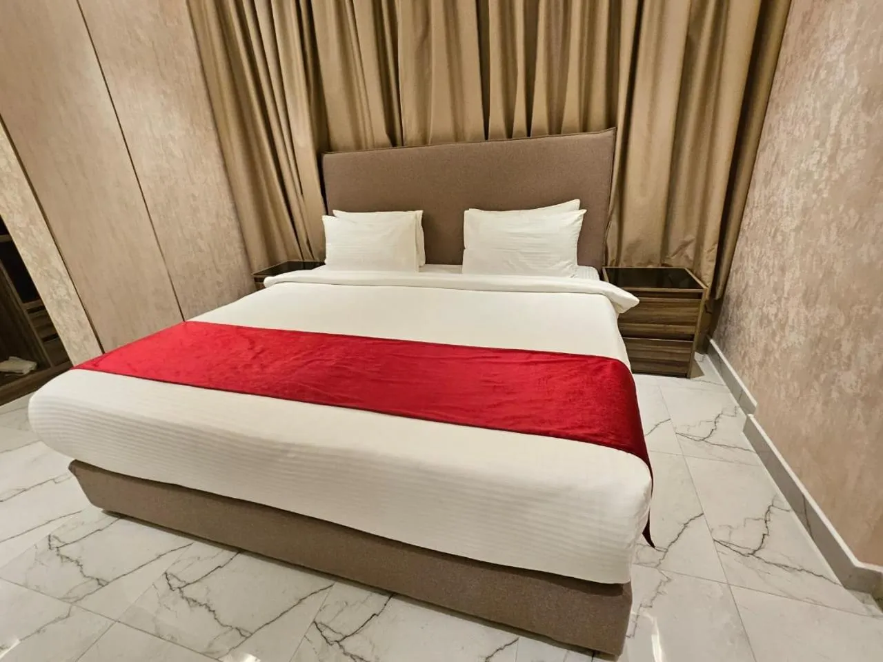 Bed in Royal Plaza Hotel