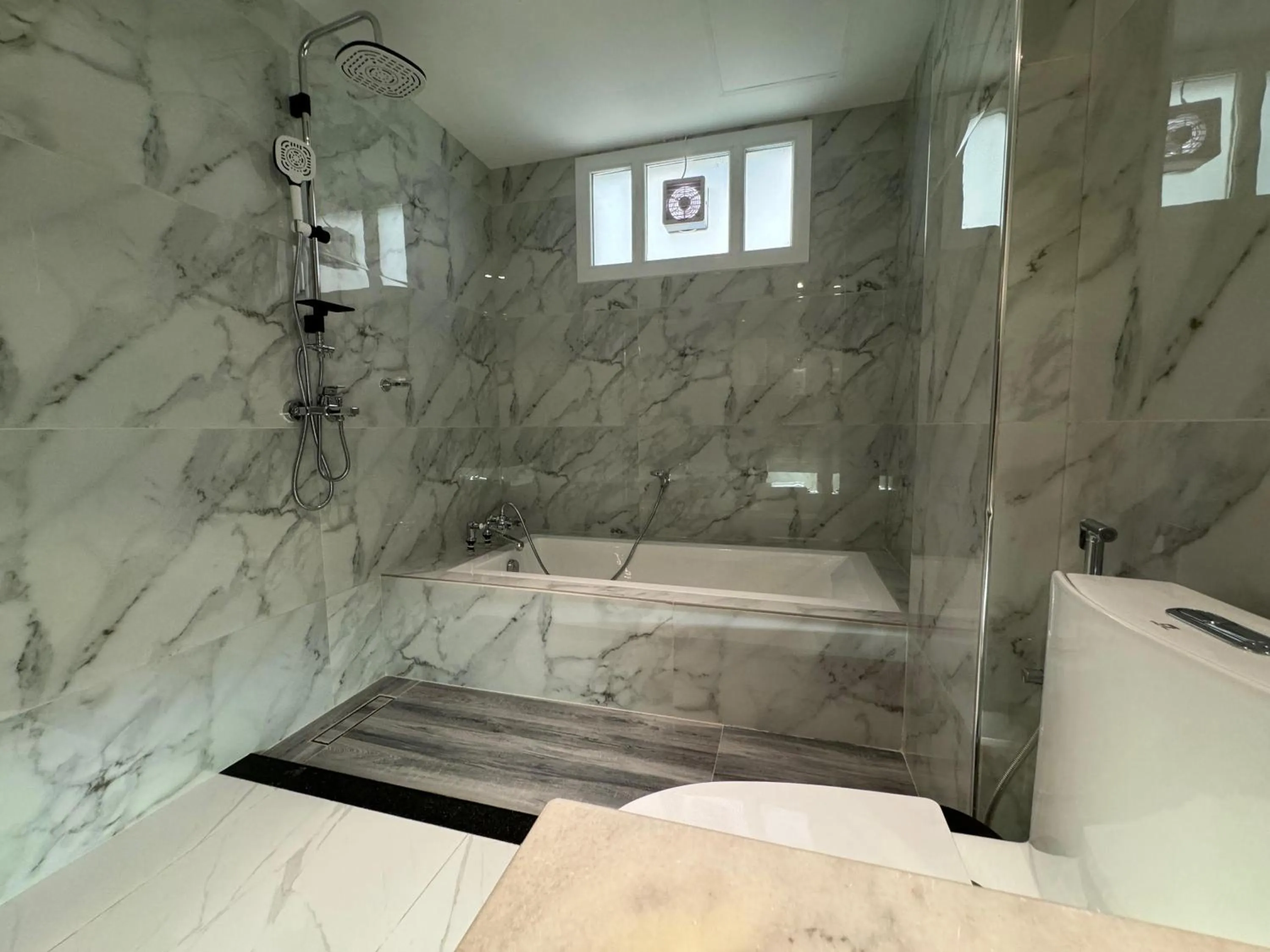 Shower in Royal Plaza Hotel