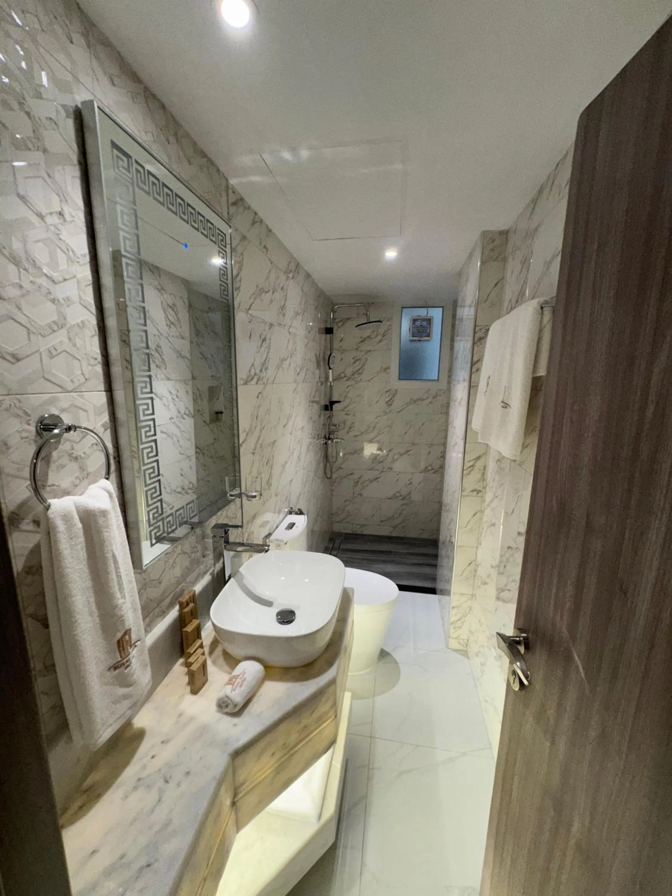 Shower in Royal Plaza Hotel