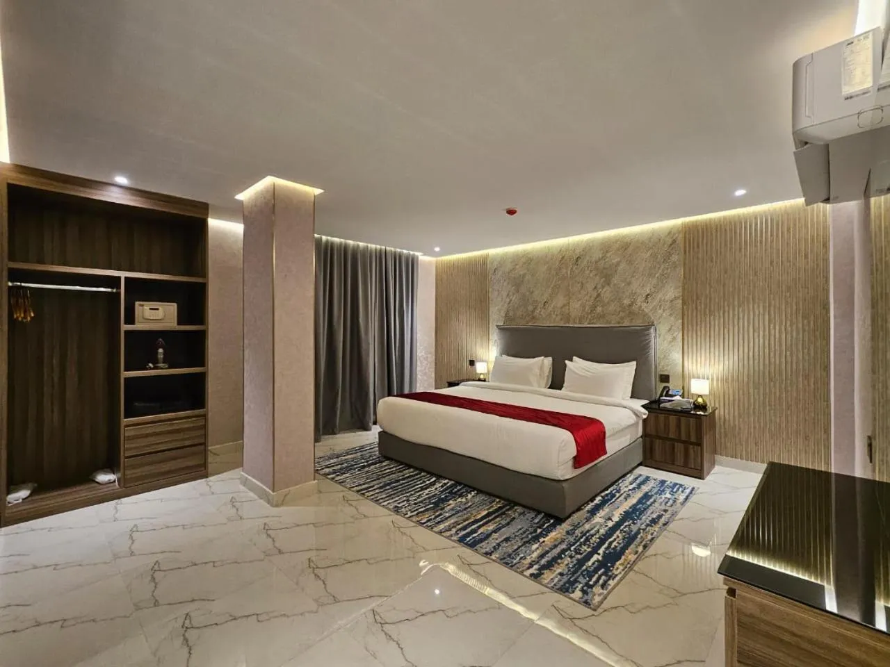 Bedroom, Bed in Royal Plaza Hotel