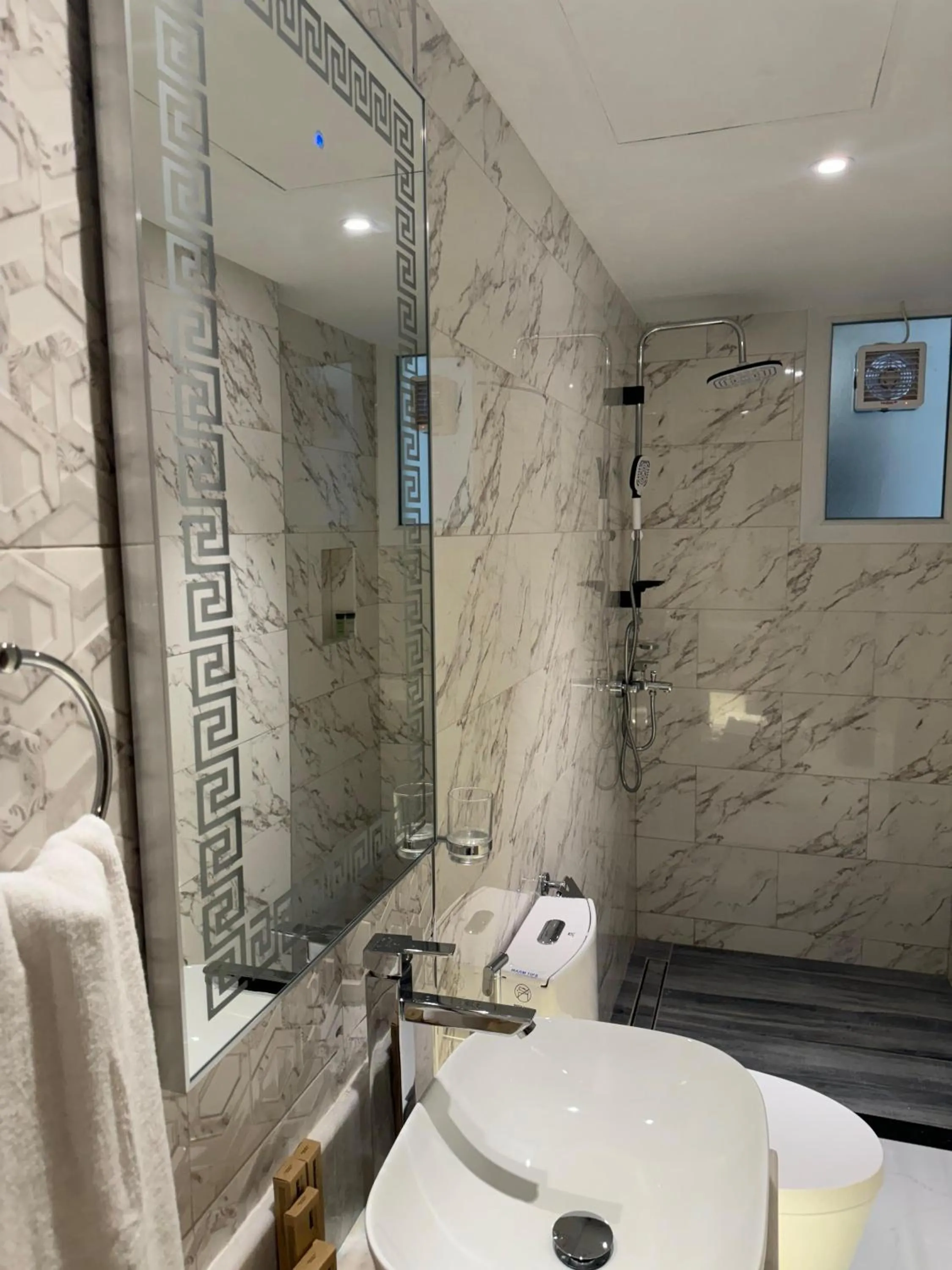 Shower in Royal Plaza Hotel