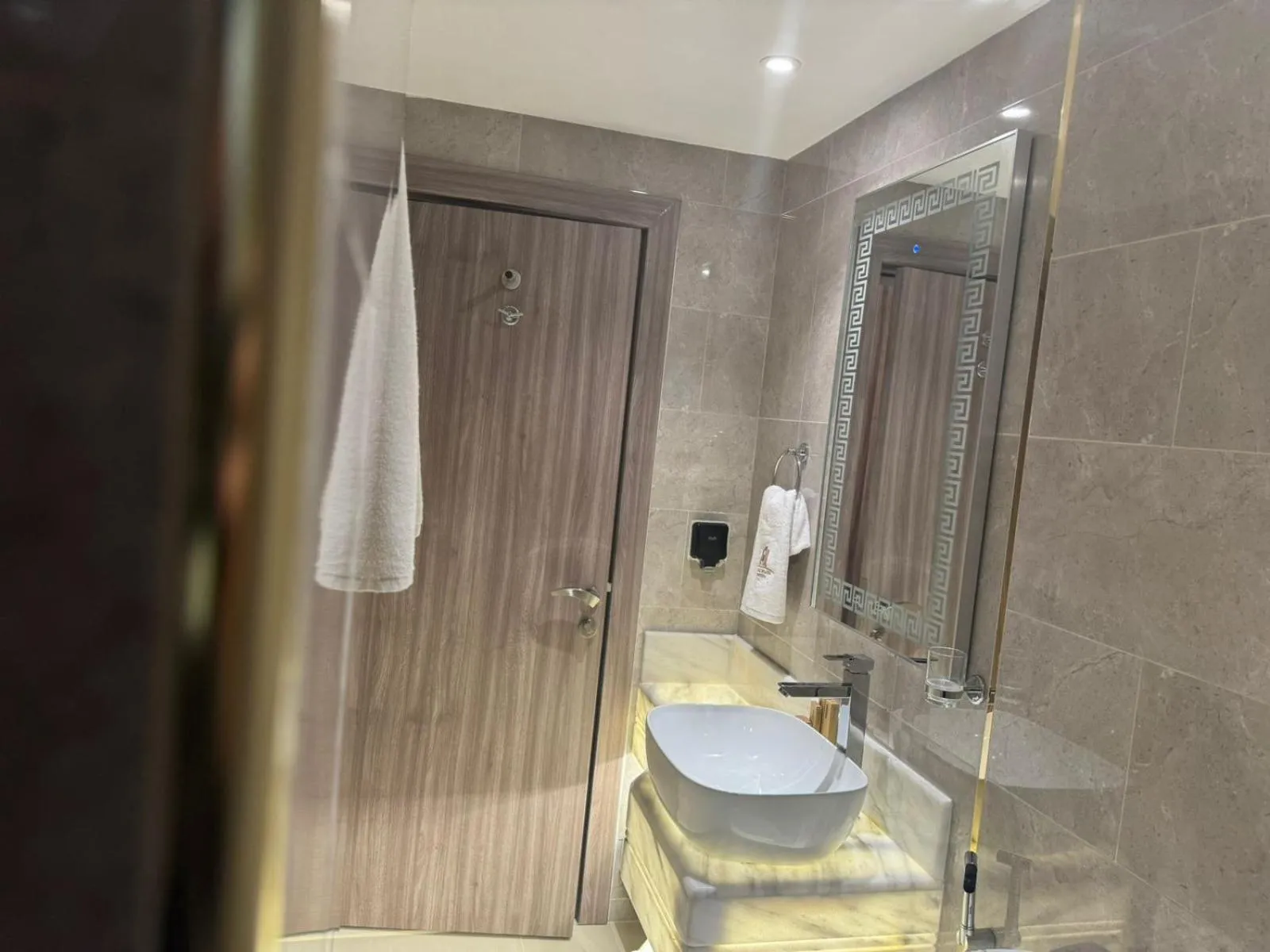 Shower in Royal Plaza Hotel